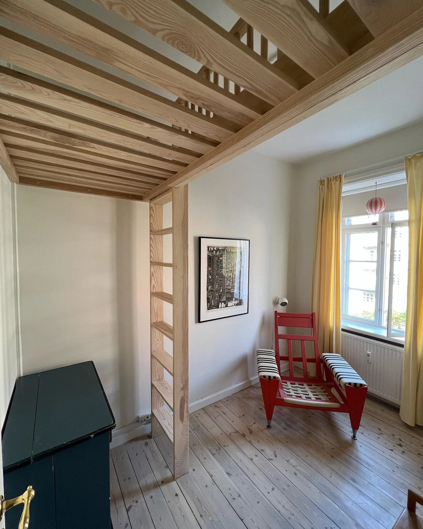 Enkeltmandshems udf&oslash;rt i asketr&aelig;! Den simple opbygning i lyst h&aring;rdttr&aelig; giver b&oslash;rnev&aelig;relset et elegant l&oslash;ft 🌳#hems #v&aelig;gseng #boligindretning #boliginspiration #boligdr&oslash;m #lejlighed