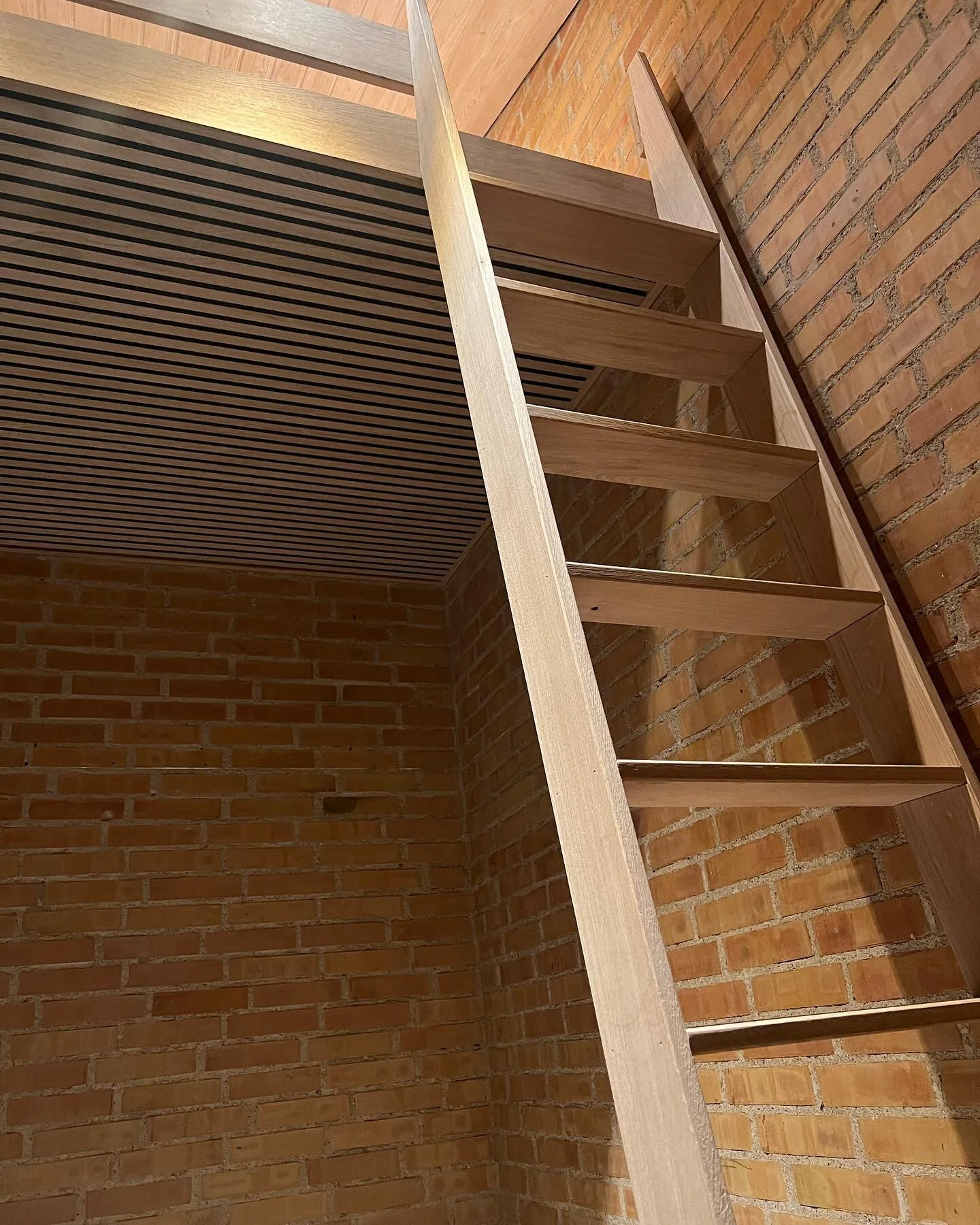 Halvandenmandshems i ubehandlet certificeret europ&aelig;isk egetr&aelig; monteret i Humleb&aelig;k. M&aring;ler 258x140 cm, hvoraf 200x140 er med justerbar lamelbund til madrassen og de resterende 58x140 er belagt med massive egetr&aelig;s gulvbr&ae