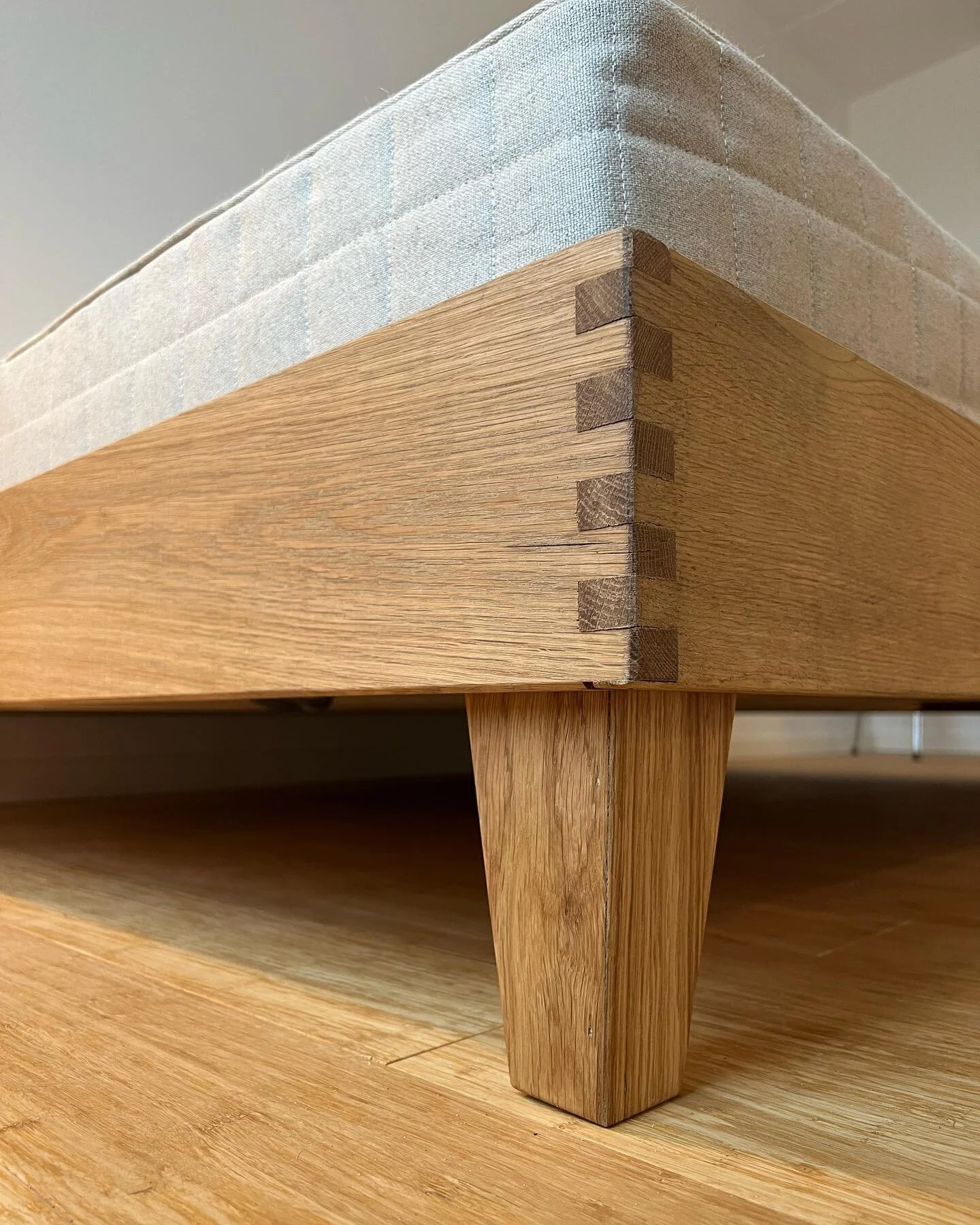 Vi har haft forn&oslash;jelsen af at eksperimentere med fingertapsamlinger i dette projekt, hvor vi har bygget en halvandenmandsseng i massiv egetr&aelig; 🌳🤍
Vi er allerede i gang med designet af endnu en seng, som vi gl&aelig;der os til at vise je