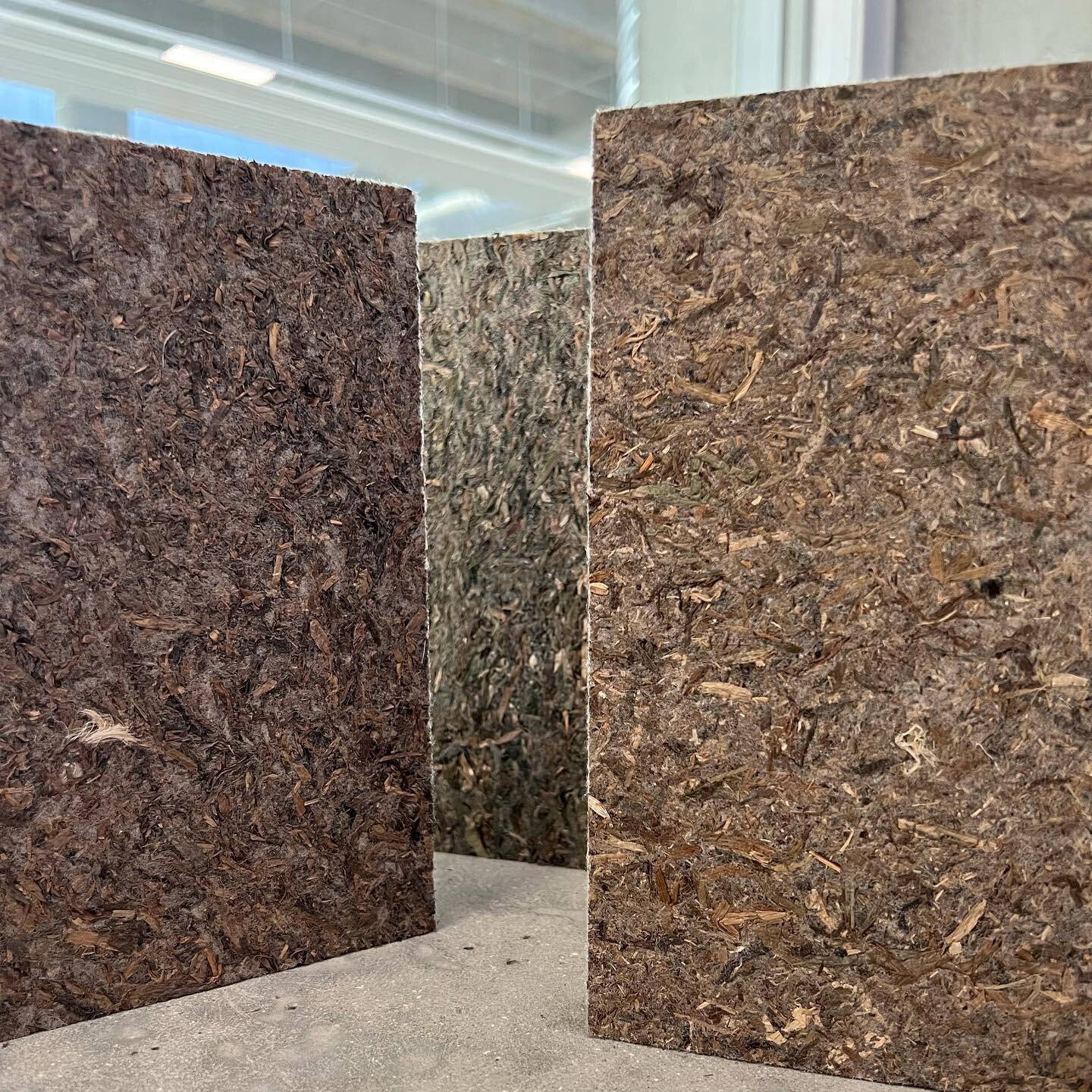 Vi har netop f&aring;et en varepr&oslash;ve hjem fra @sould.dk , som vi har gl&aelig;det os rigtig meget til at vise jer. Det er akustikplader lavet af &aring;legr&aelig;s, som vi synes ville passe rigtig godt som akustikbund til fremtidige hemse med