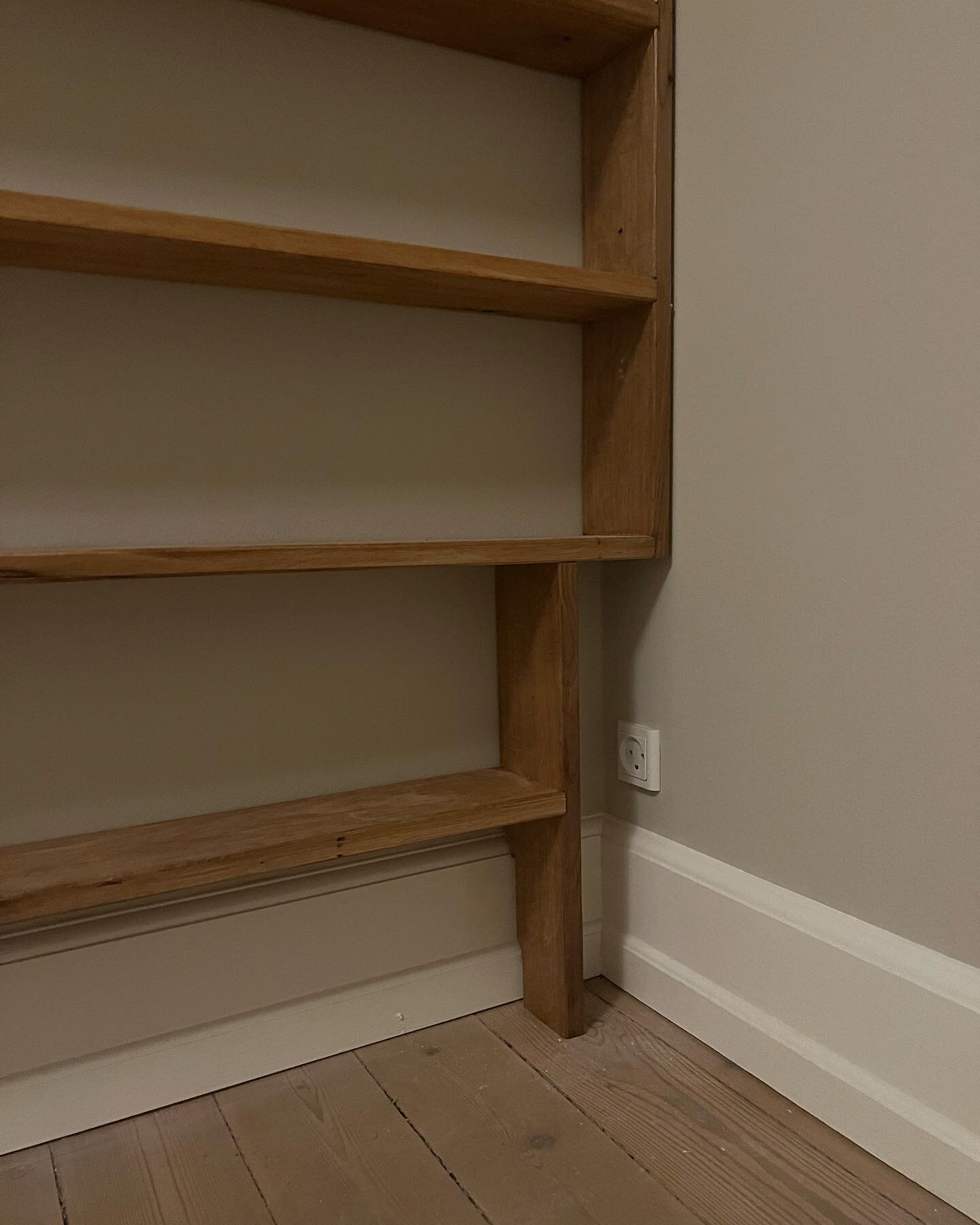 Enkeltmandshems bygget i egetr&aelig; p&aring; 2,5 timer med b&aelig;rende stige i hemsens fodende 🤍