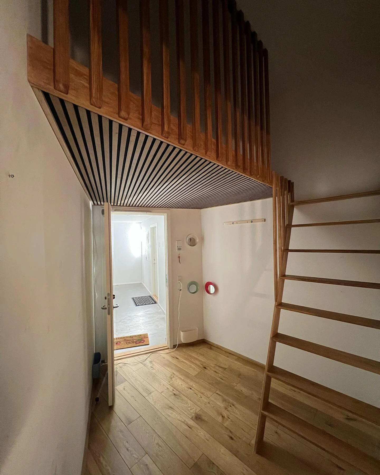 Hems bygget i @the8house i en fin entre med sk&aelig;ve vinkler. Hemsen er lavet i olieret egetr&aelig; med massivt gulv. Den h&oslash;je entr&eacute; f&aring;r p&aring; den m&aring;de et ekstra rum i rummet - perfekt som g&aelig;steseng, legeomr&ari