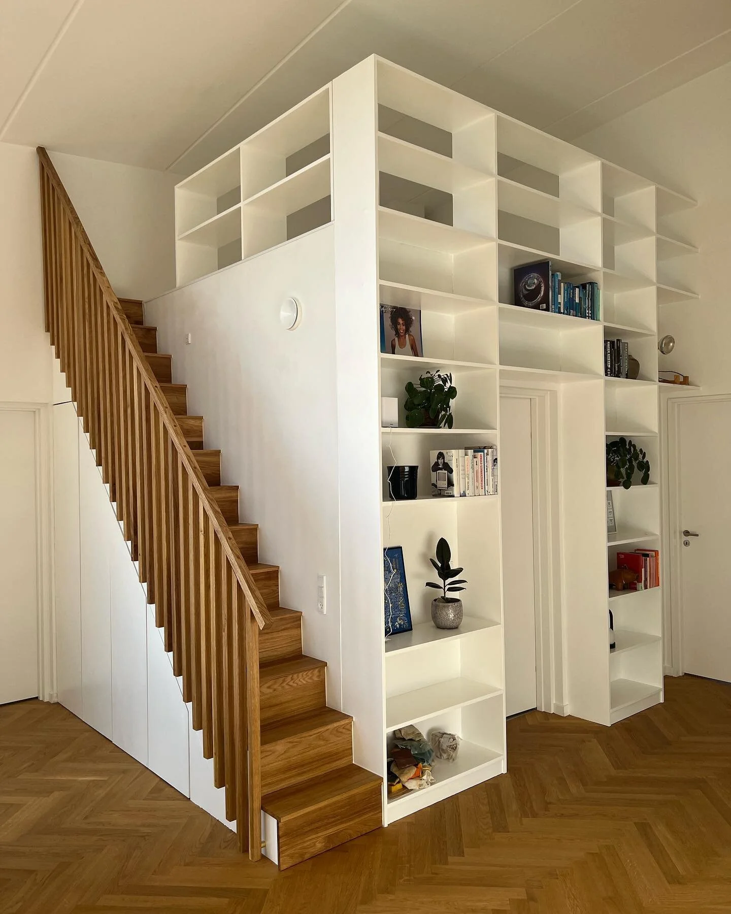 Vi har haft forn&oslash;jelsen af at bygge en trappe med b&aring;de trin og v&aelig;rn i eg med detaljer i messing. Trappen leder op til en stor hems med den bedste udsigt, hvor hemsens v&aelig;rn i form af en fleksibel bogreolsl&oslash;sning giver r