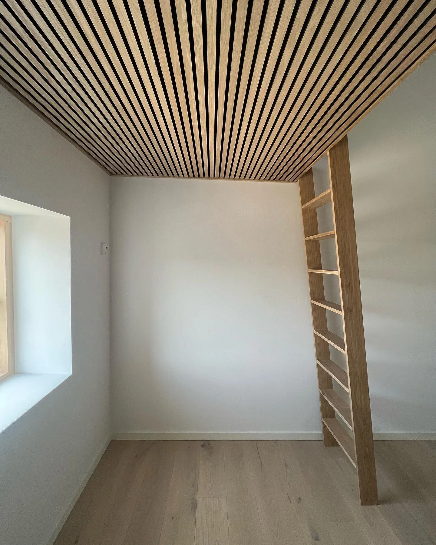 Vi har haft forn&oslash;jelsen af at bygge hems i et nybygget r&aelig;kkehus i Roskilde. Hemsen m&aring;ler 140x200 og skal bruges som soveplads p&aring; det fine b&oslash;rnev&aelig;relse. Perfekt med et lille vindue oppe p&aring; hemsen, s&aring; m