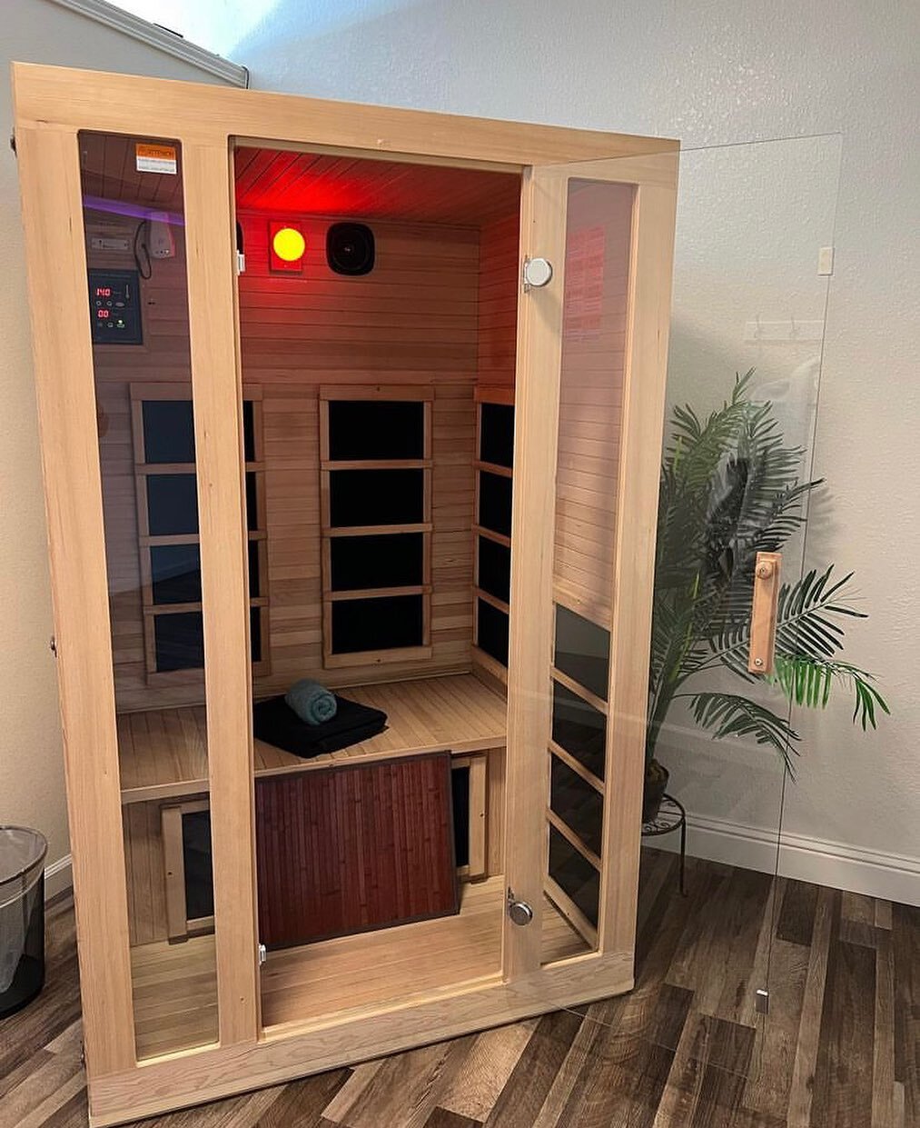 Infrared sauna membership, $99 for 1 month unlimited sessions! Now that&rsquo;s a 🔥 deal! 
.
.
Flush out toxins , burn calories, increased heat rate for cardiovascular health benefits, ease muscle pain and much more! 
.
.
Give us a call at 715-7126 