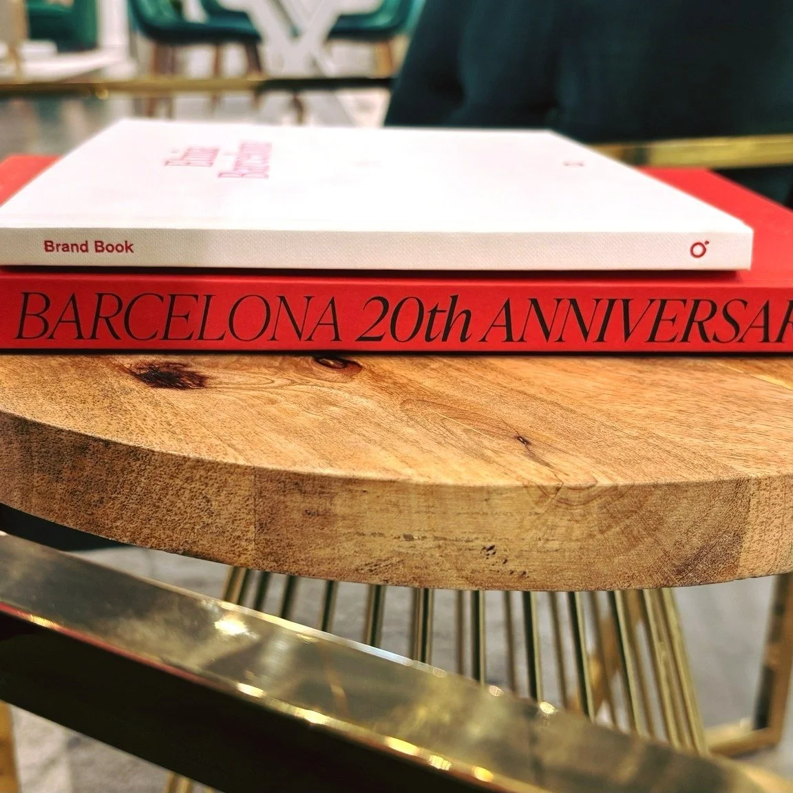 Caught between chapters 📖✨

Happy World Book Day! 
What are you reading right now? Drop your recs below 👇
#worldbookday #etniabarcelona #slay #read #book #fashion #frames