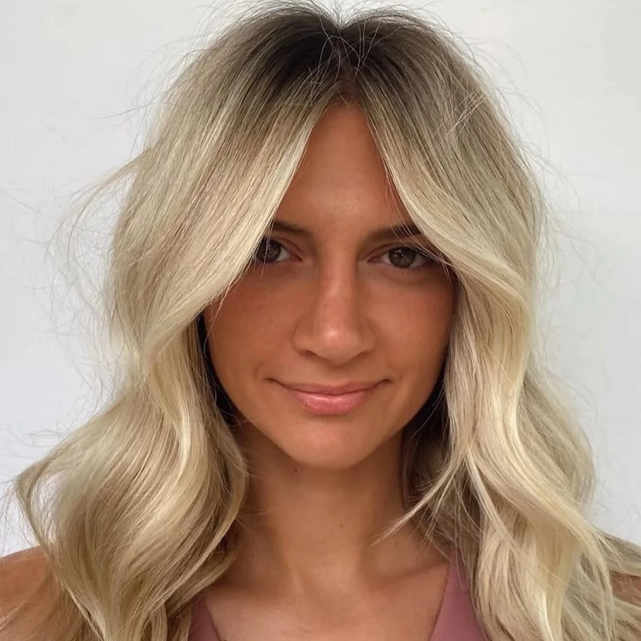 I love soft roots combined with a bright blonde ✨✨ thnx to a seamless root blur using @randcolor 4.1 🪩

See you soon!

🔗in bio for scheduling 

@rosedarlingsalon 
Pinterest Hair, 2026 Hair trends, Jacksonville hairstylist, Jacksonville Cutting Spec