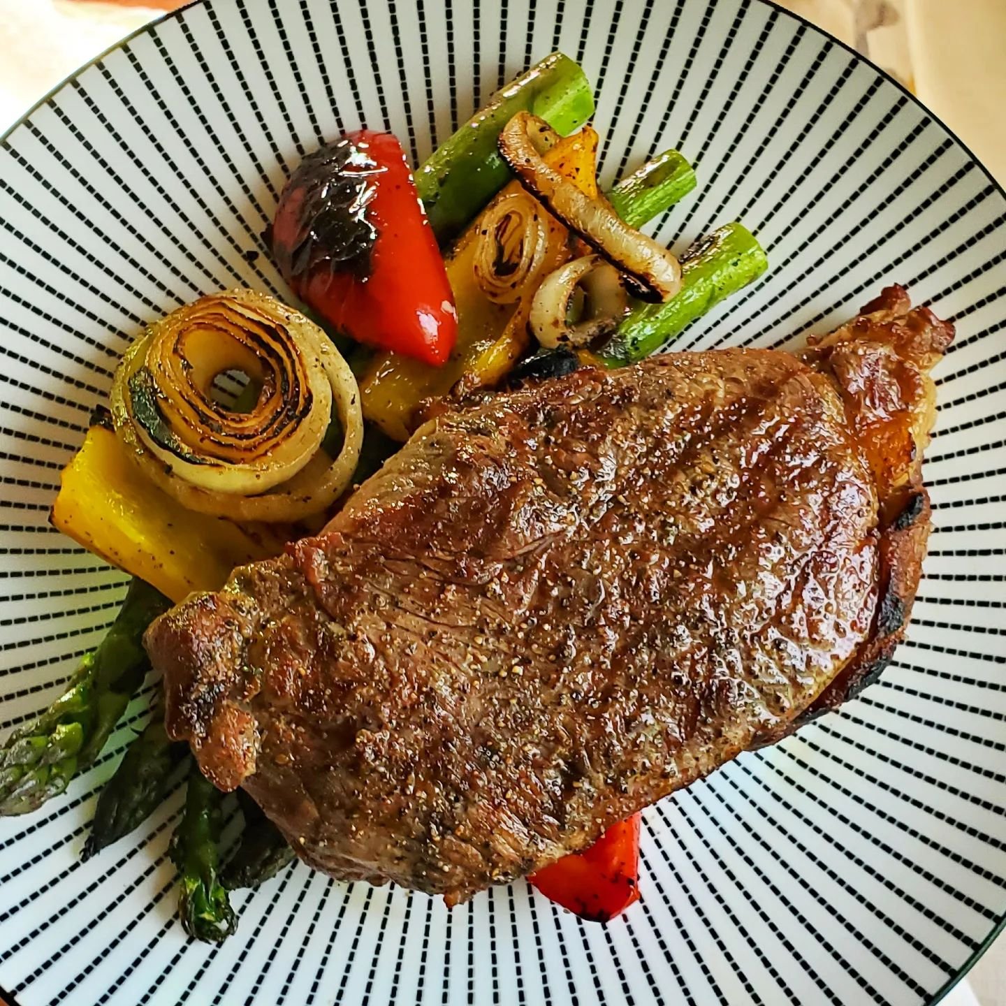 Kicking off the long weekend by enjoying a farm market dinner tonight - one of our Grass-fed Striploin Steaks - packaged on Wednesday and never frozen, this is as fresh as it gets, folks! 🔥 
 
Alongside some grilled @sparrowgrass_farm organic aspara