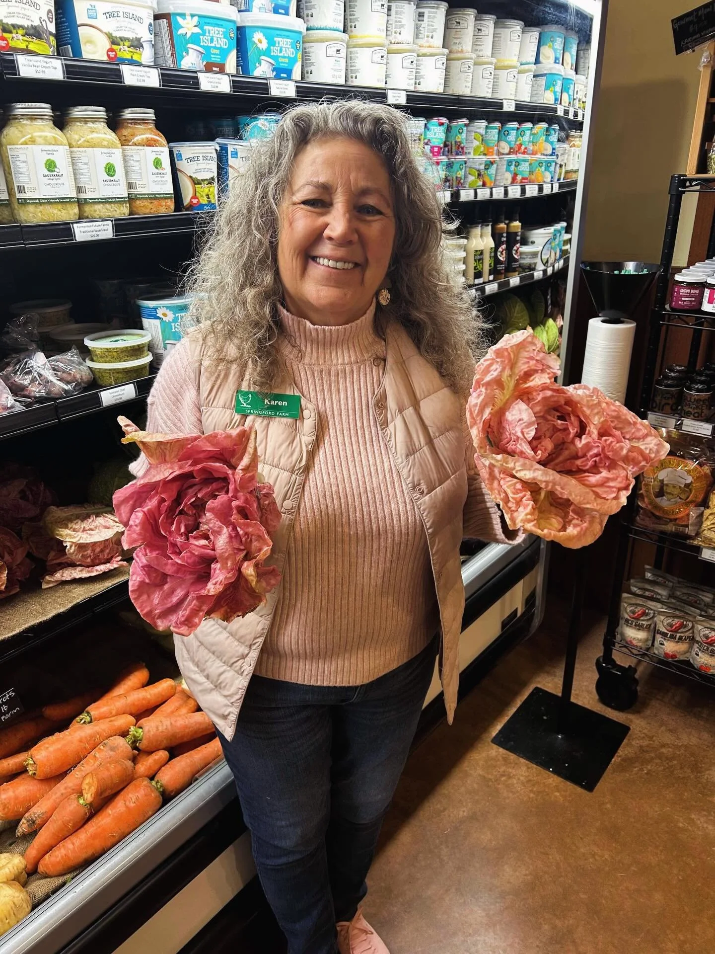When the outfit matches the produce 💁&zwj;♀️
 
Karen serving a very 🩷Pretty in Pink🩷 look, to match with this absolutely stunning Radicchio Rosa del Veneto from @shamrockfarm 
 
Winter veggies never looked so good 🤩