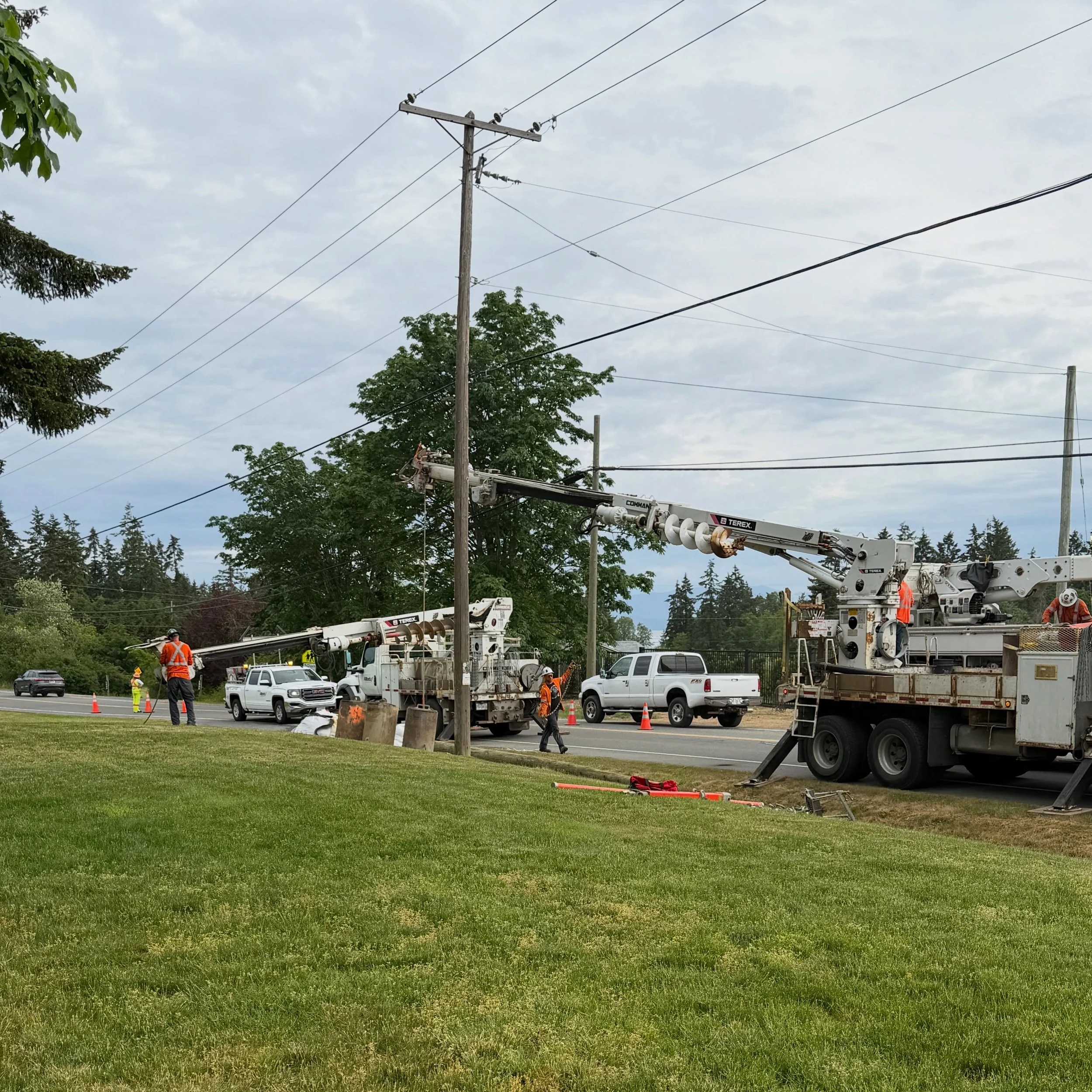 PSA: it's currently single lane alternating traffic on NWB Road in front of the farm store today as crews are working to install a new pole. Drive safely out there!