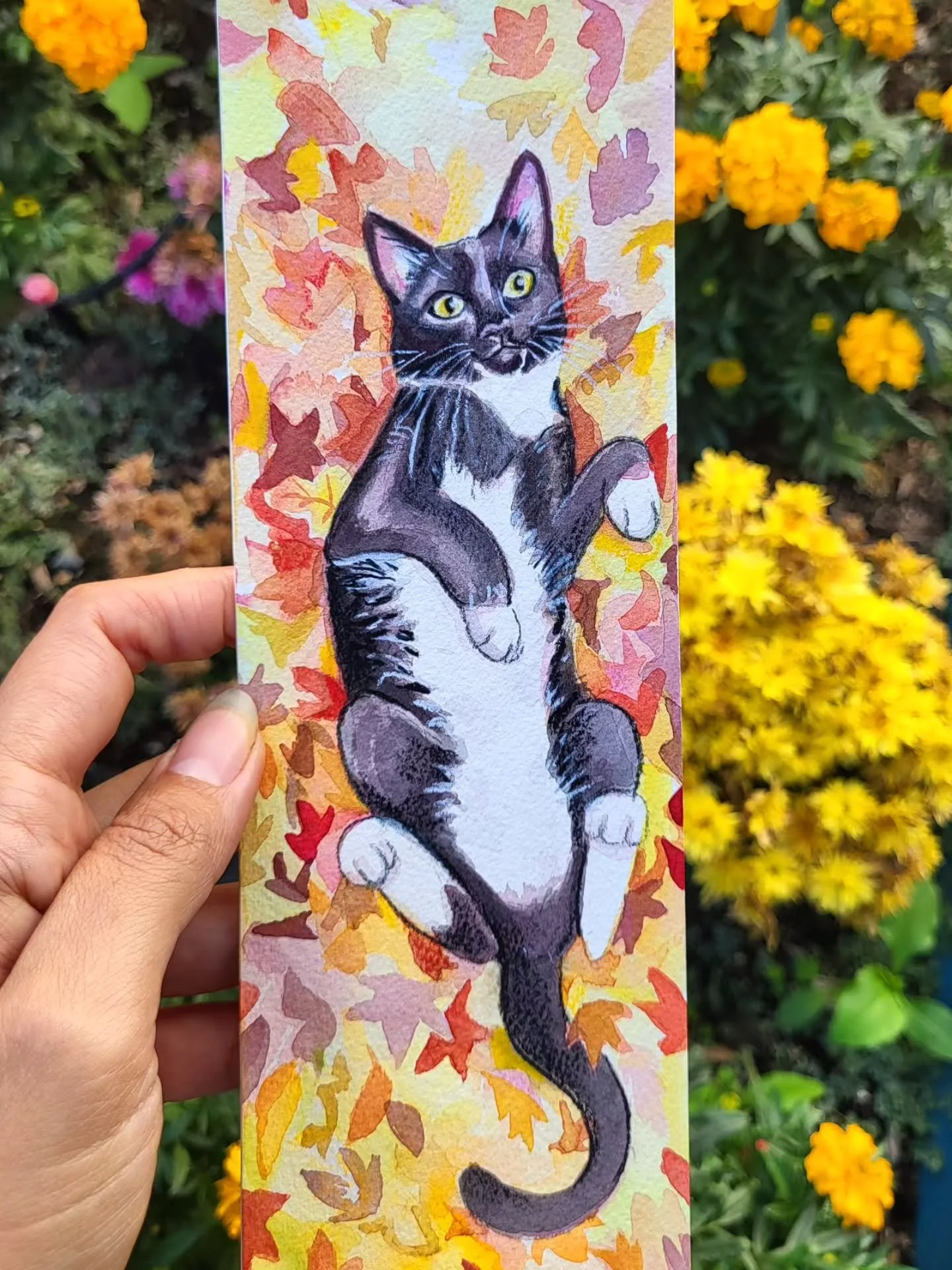 Happy Halloween! 🎃🍂🐈&zwj;⬛
Here&rsquo;s a fun little illustration of the dapper boy, Ziko. This one was a special request as a bookmark. It&rsquo;s something a bit different from my usual watercolor pet portraits, and I really enjoyed creating it.
