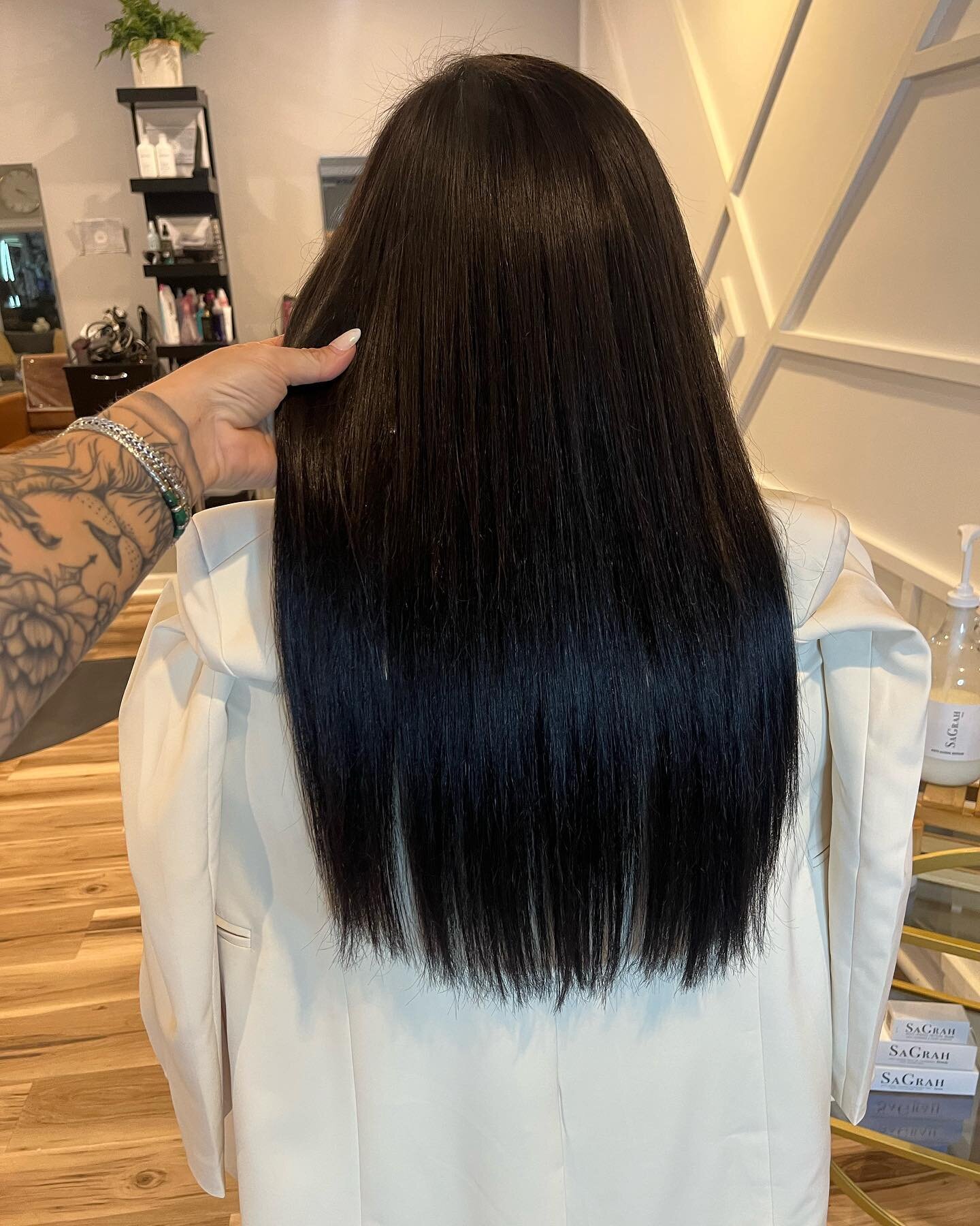 This Before &amp; After ⚡️
.
.
.
.
.
@sagrahbeauty LUXE handtied 18inches of black sands beach ❤️