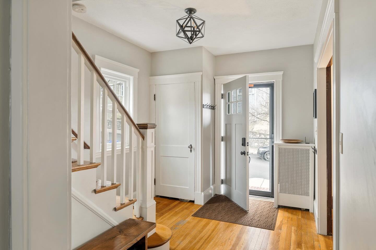 Hey Malden! We&rsquo;re bringing this #singlefamily to market in your city next week. Just over 1 mile to Oak Grove 🚊 and downtown (@cryingthaigerma anyone? 😋)
This sweet Colonial offers laundry on the bedroom level, a charming renovated tiled bath