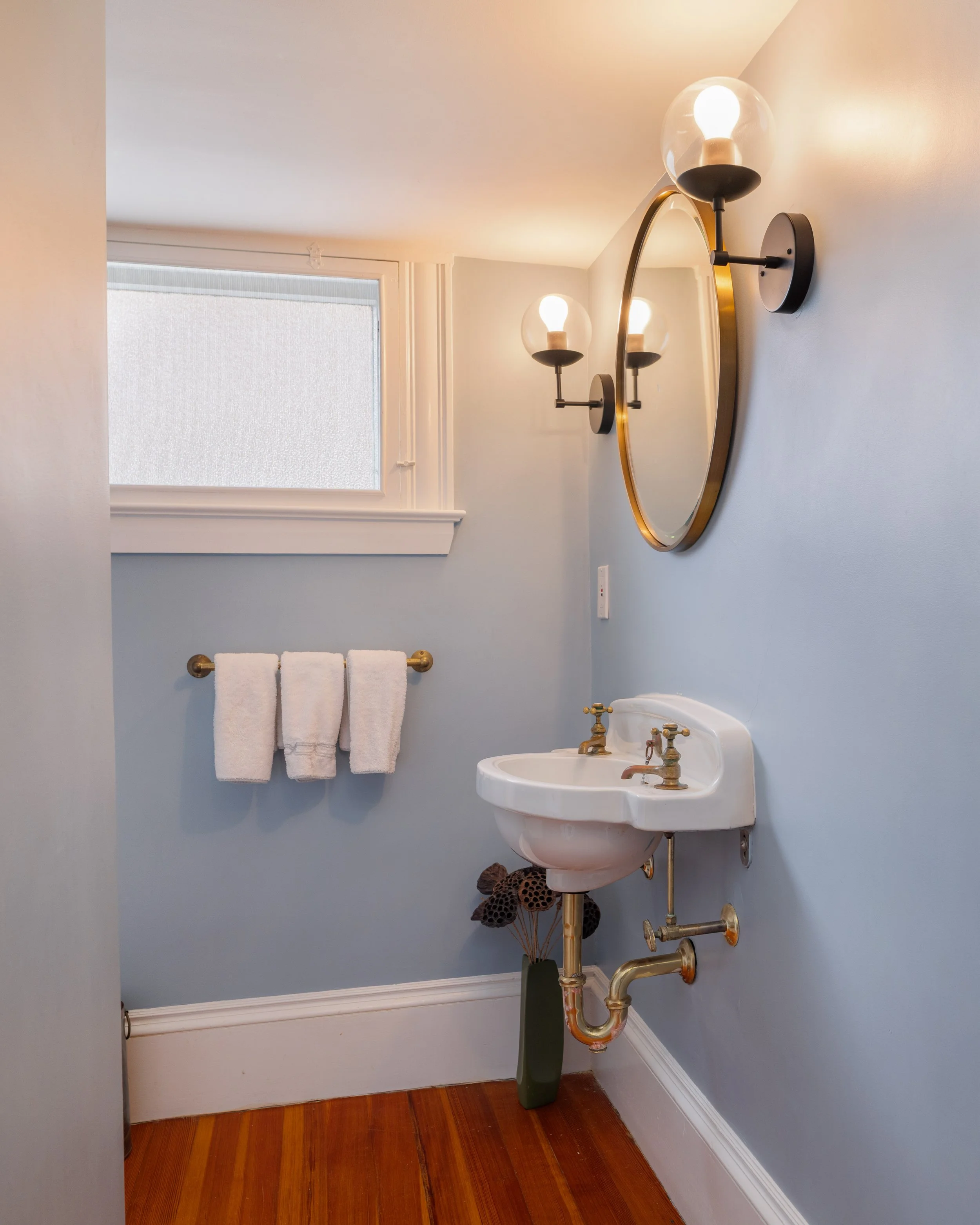 47d Half Bath.jpg