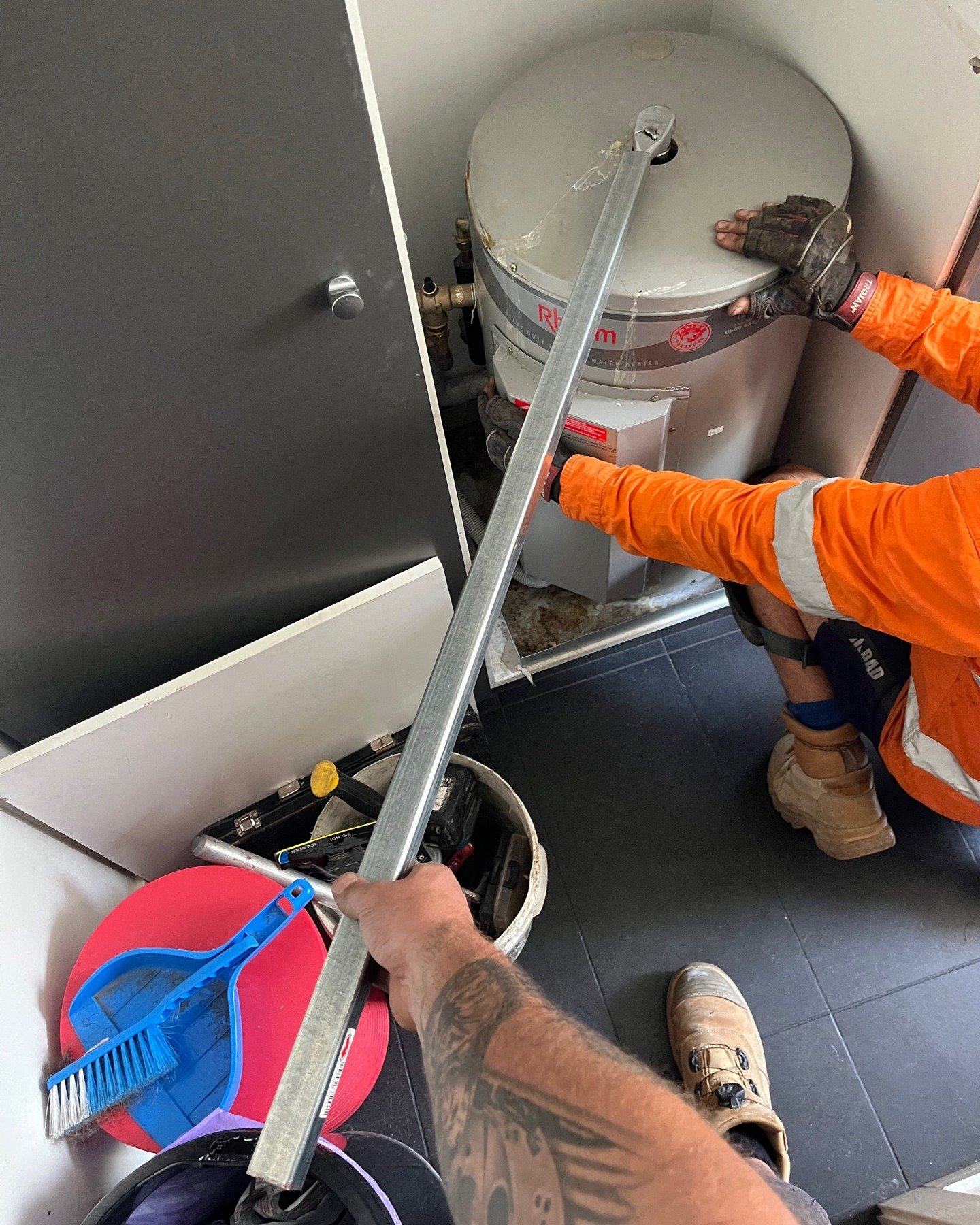 🔧 One tough hot water sacrificial anode to replace!

This little rod takes all the punishment so your tank doesn&rsquo;t have to 💪

Years of corrosion, mineral buildup, and it still didn&rsquo;t want to come out.

Pro tip: if your hot water heater 