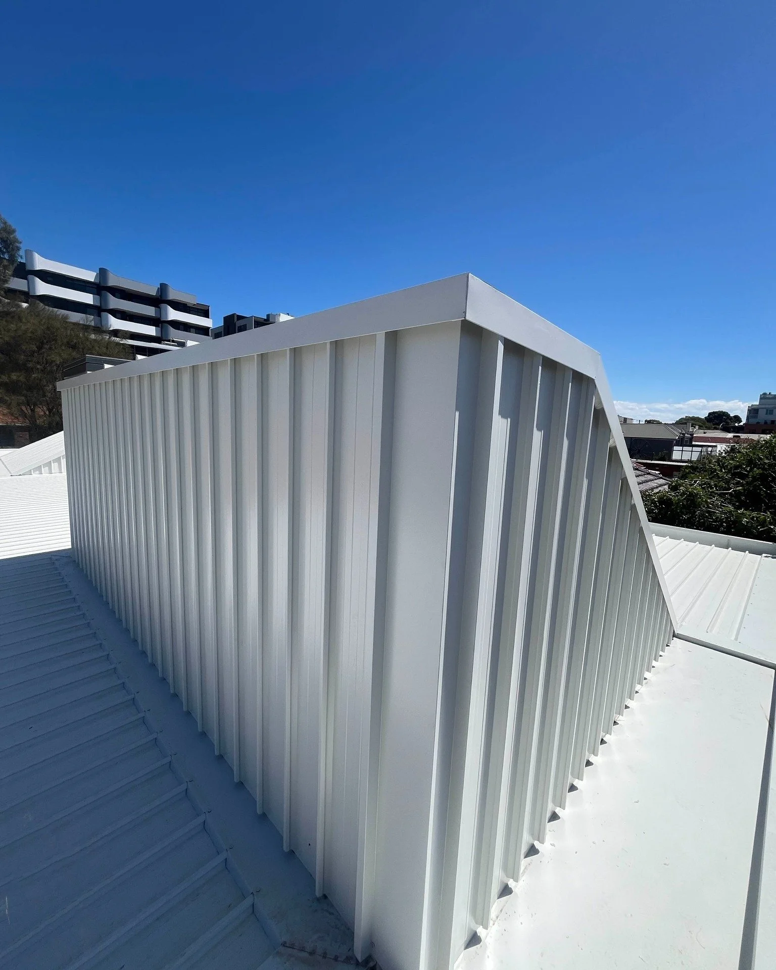 Roof cladding. Adding a little something extra 👌

A clean, modern finish that stands out without overdoing it, while still built to handle the elements.

#progressiveplumbinggroup #roofplumbingmelbourne #roofing