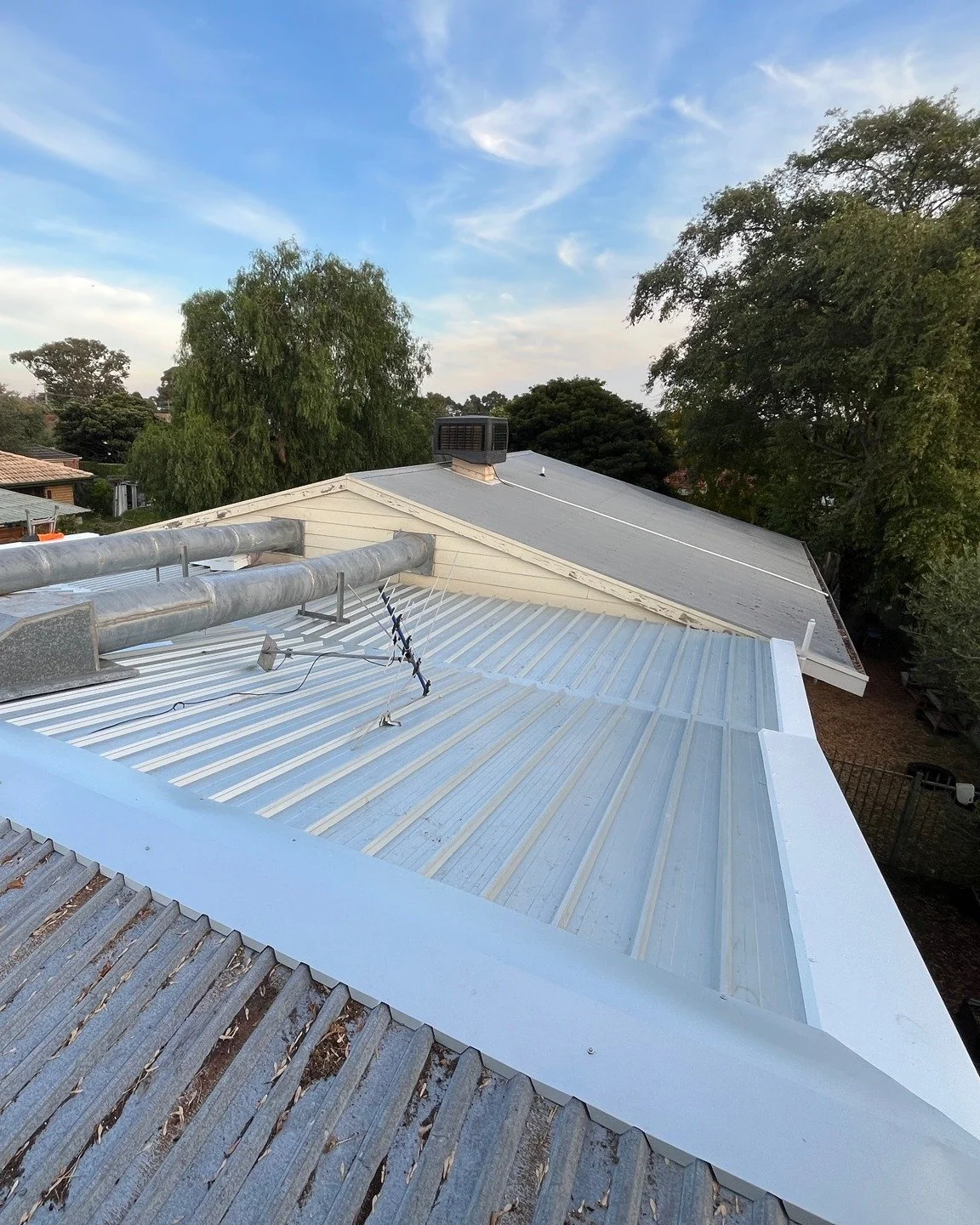 Roof repair complete. The team headed down to Hallam to replace a tired section of roof with ducting box gutter, while also changing the pitch of the roof to move water faster and more efficiently. 

#progressiveplumbinggroup #roofers #roofplumbersme