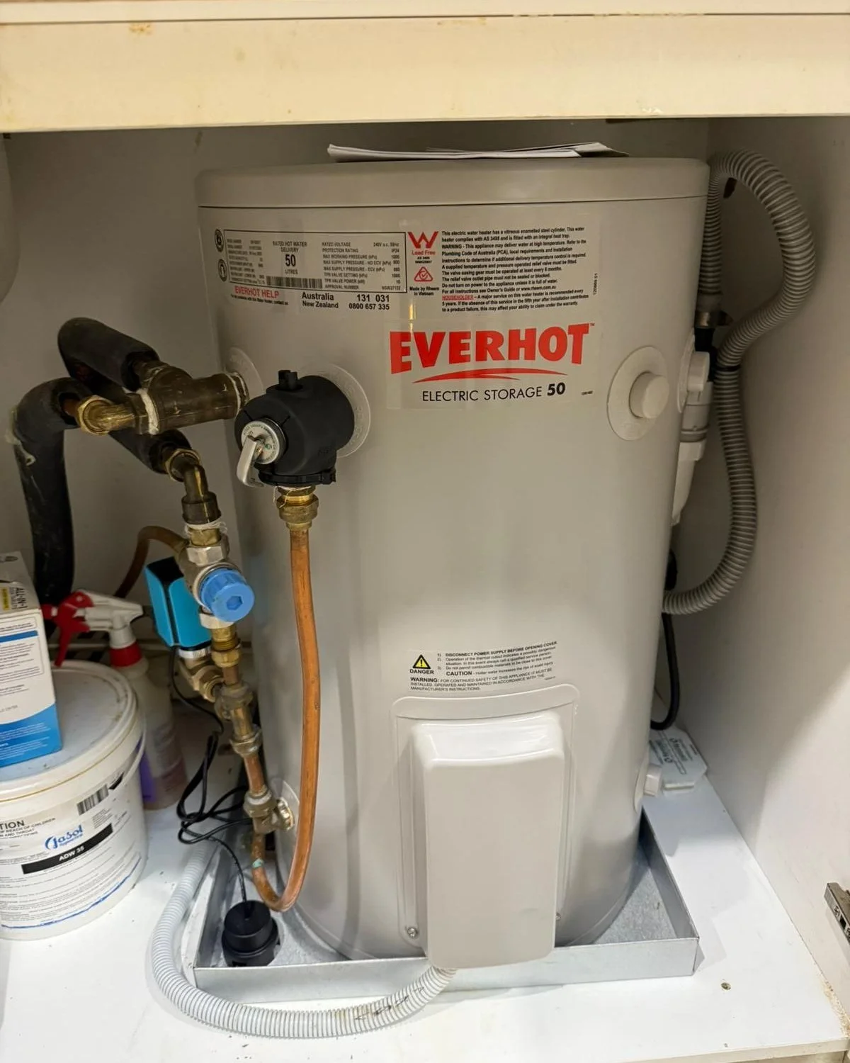 Electric hot water unit replaced at a busy childcare centre. In and out and as good as new!

#maintenanceplumbing #commercialplumbingmaintenance #progressiveplumbinggroup