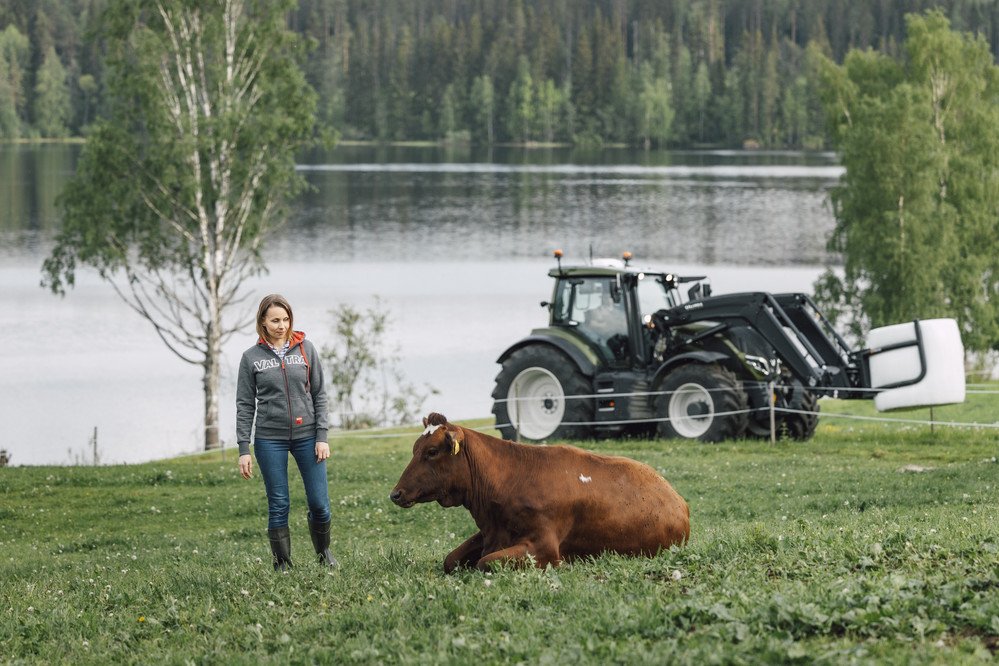 valtra-n-series-black-frontloader-saarijärvi-2021-img2628-lowres_180508.jpg