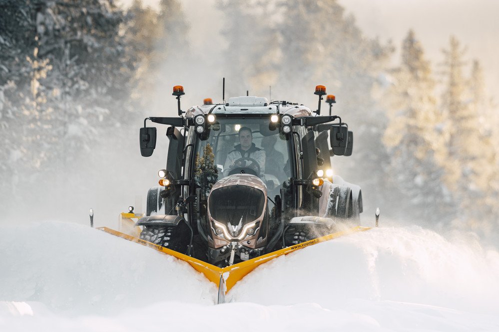 valtra-n-series-plowing-winter-snow-ivalo-2021-img-9434-hires_177442.jpg