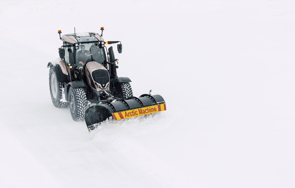 valtra-n-series-plowing-winter-snow-ivalo-2021-img-7804-hires_177438.jpg