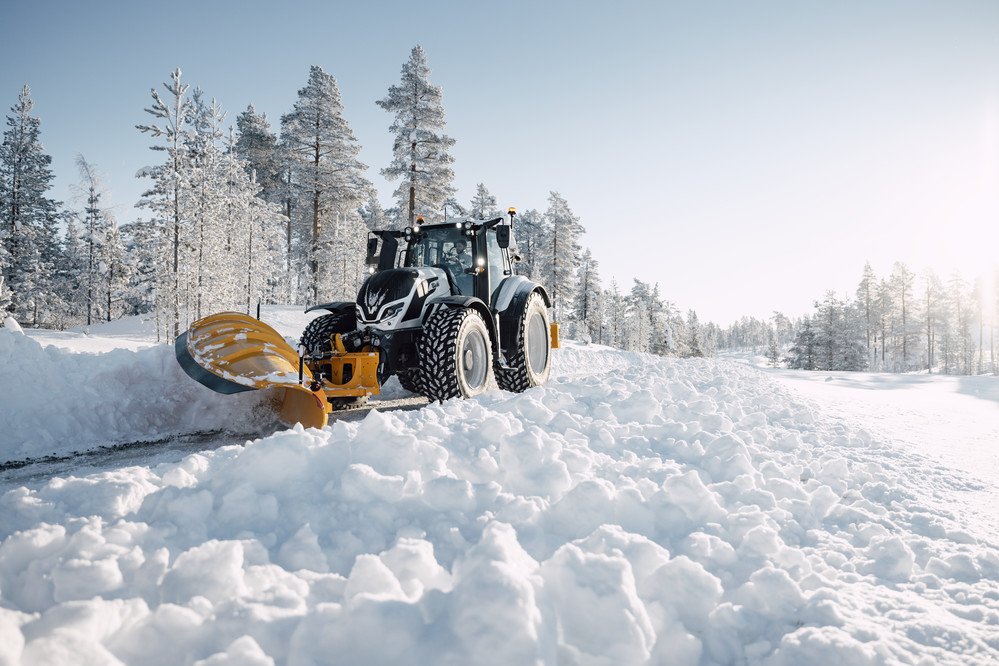 valtra-t-series-white-plowing-winter-snow-ivalo-2021-img-1766-hires_177347.jpg