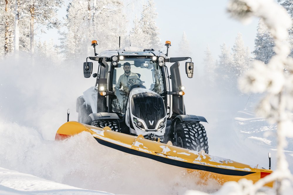 valtra-t-series-white-plowing-winter-snow-ivalo-2021-img-9577-hires_177356.jpg