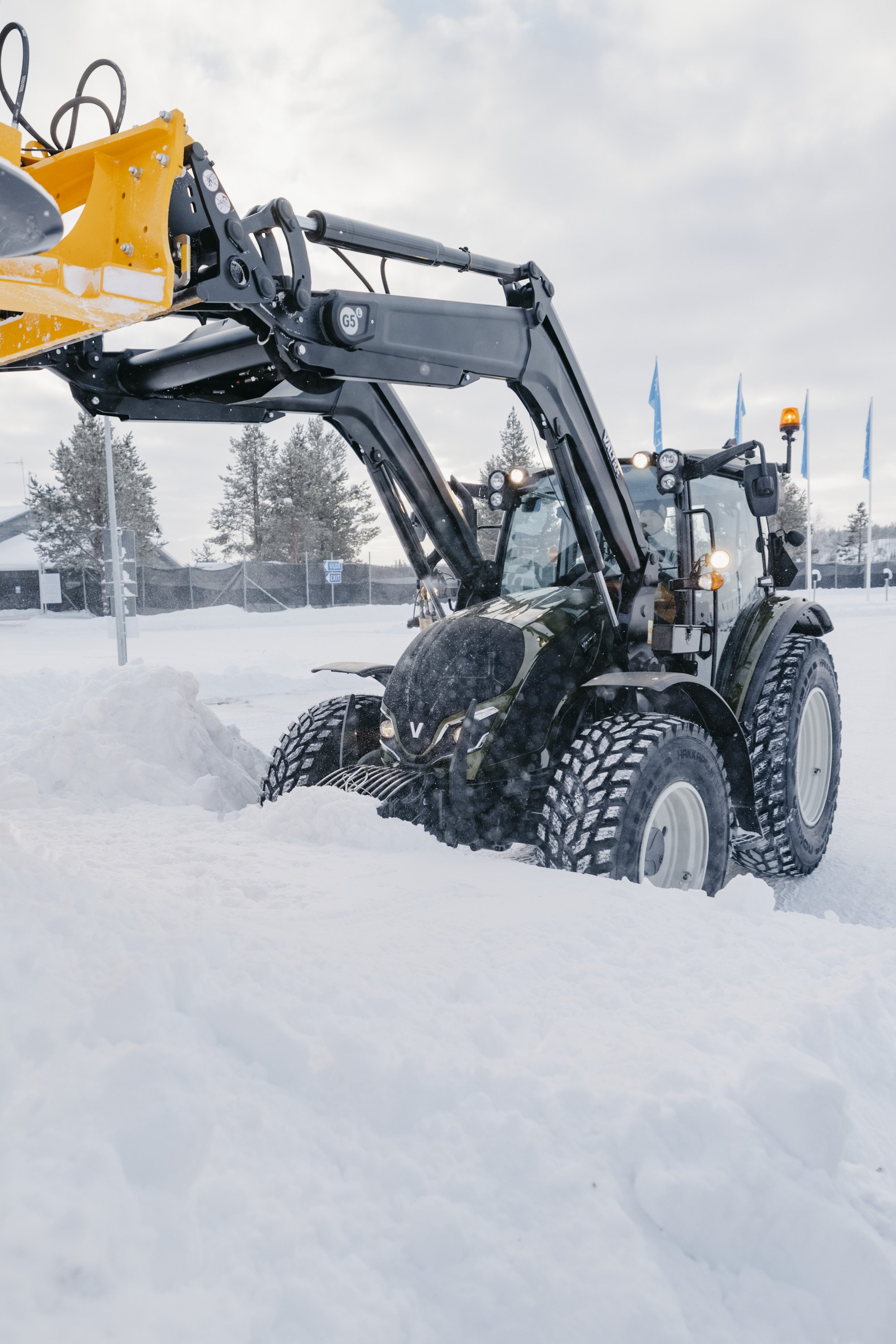 valtra-a-105-green-front-loader-plowing-winter-ivalo-2021-img-1516-hires_177334.jpg