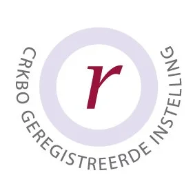 Logo van CRKBO geregistreerde instelling met een rode "r" in het midden.