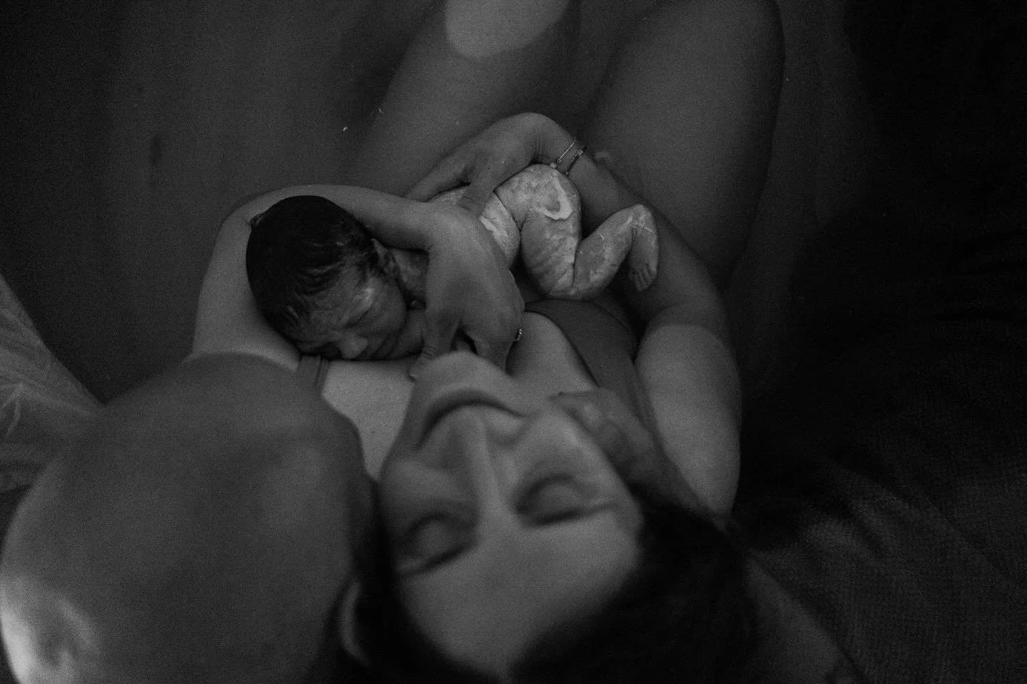 One month ago today, on the evening of 01.06.25, our little baby boy Rumi came into the world.
He swam into life, stargazing, straight into his mother’s hands. 🤎💫
In the comfort and safety of our home, his birth was welcomed and celebrated b