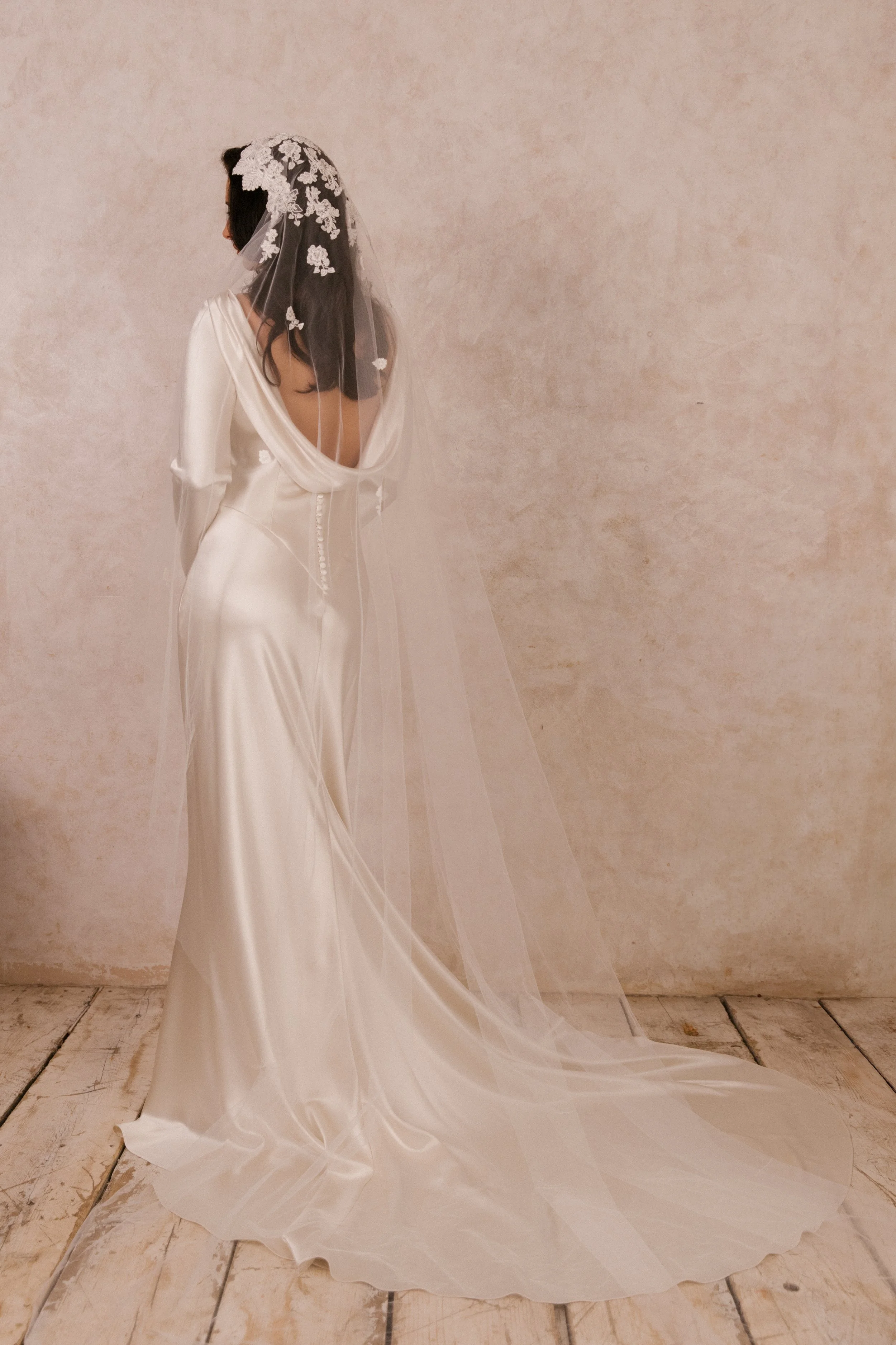 Elouan gown and veil