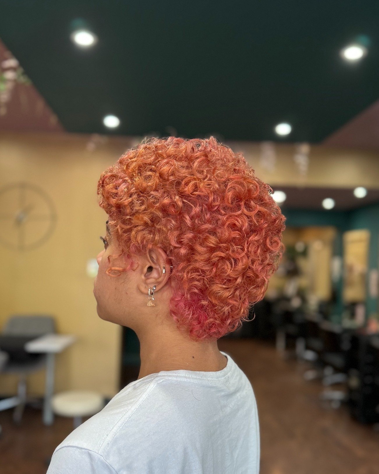 What a transformation! From soft, light brown curls that were craving some definition&hellip; to this peachy-pink pixie dream that&rsquo;s full of attitude, texture, and total main character energy 🎀🔥

Katie worked her magic and turned a subtle loo
