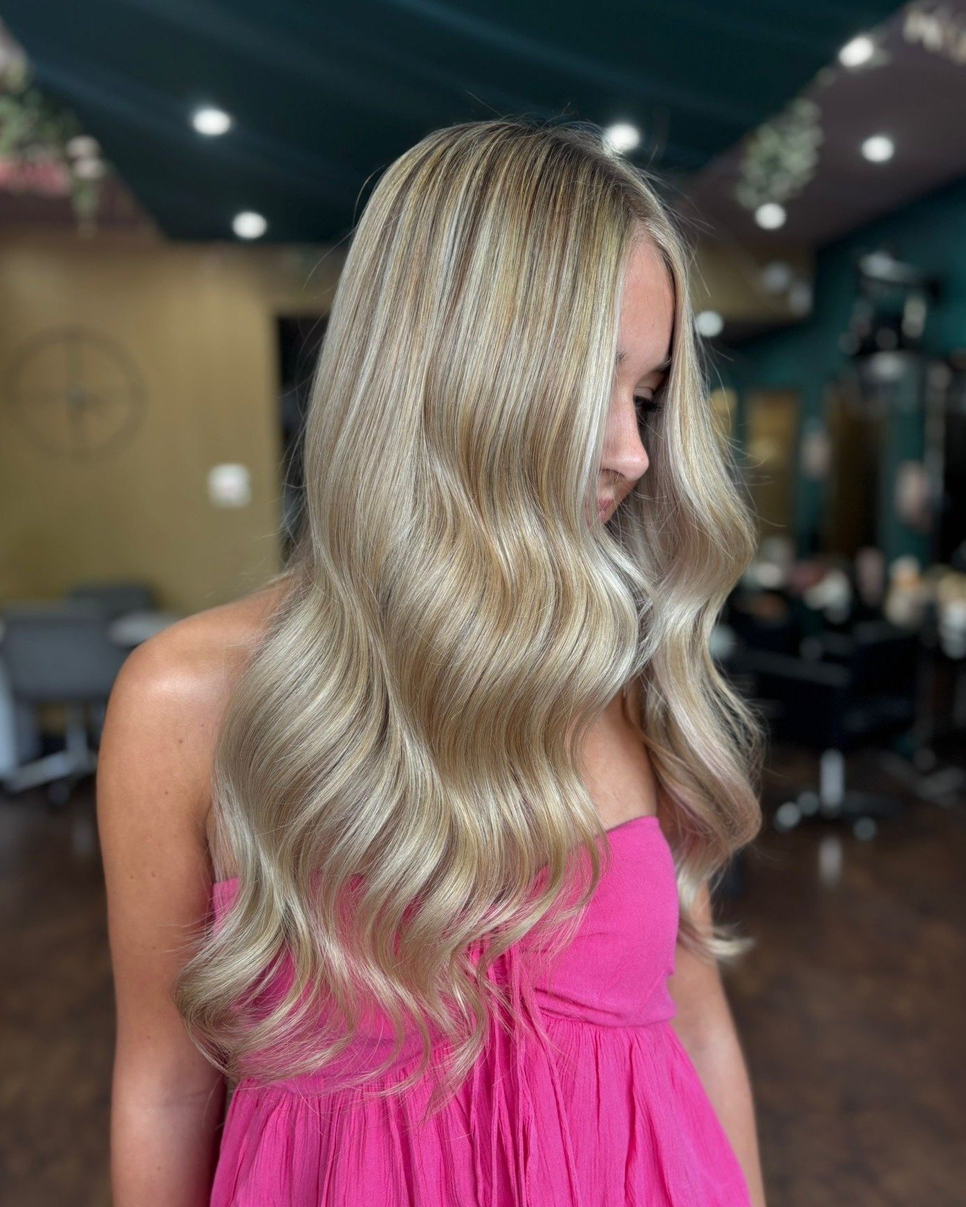 Blonde dreams made real ✨💛

This soft root tap blends seamlessly for that effortless, lived-in blonde glow, low maintenance, high impact 💫

A huge shoutout to Connie for this stunning transformation! From bright tones to buttery dimension, she nail