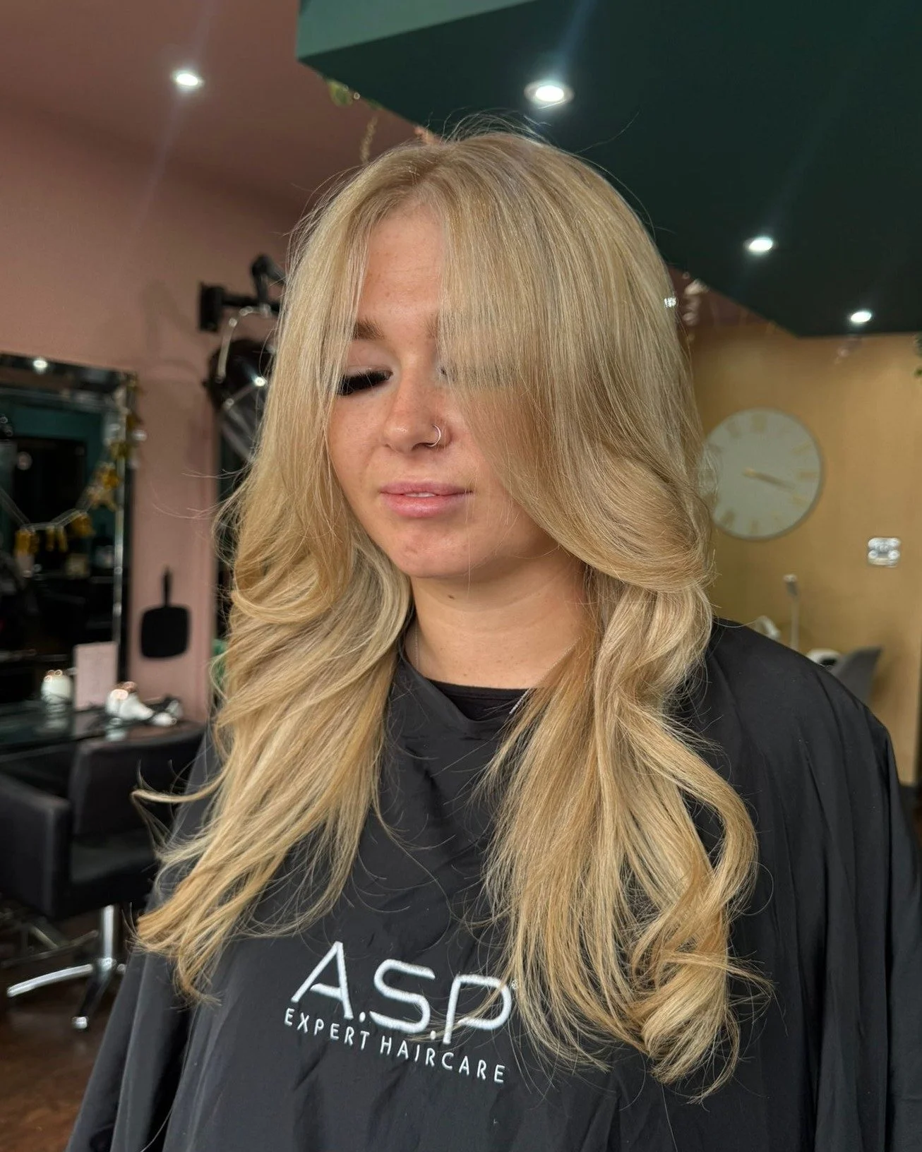 The truth about blonding services no one tells you…
❓It’s not the number of foils.
❓It’s not the price tag.
❓It’s not your hair being “difficult.”
✨ It’s the lack of a plan.
 ✨ It’s stylists who don&