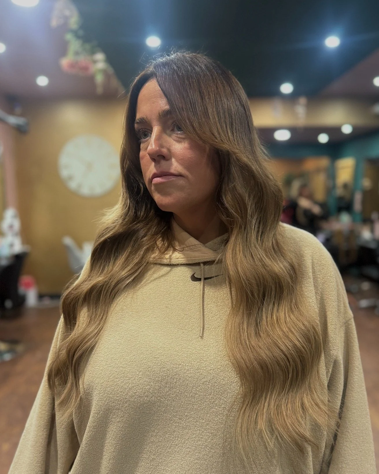 What Changed After the Extensions
She didn’t just get extensions. She started showing up differently. She walked into meetings with her head higher. She stopped avoiding the camera.
She started styling her hair in the mornings — because
