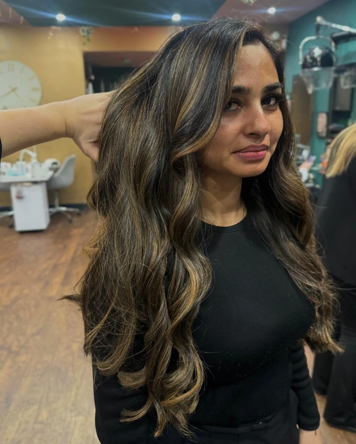 Sunkissed, soft, and seamless ☀️✨

From rich natural dark hair to this beautifully blended balayage &mdash; the tone, the shine, the glow&hellip; simply stunning!

Is this the look you&rsquo;ve been dreaming of? 💛

📅 Book your balayage consultation
