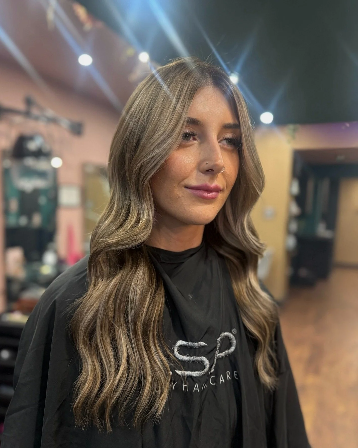From harsh blonde regrowth ➡️ to a soft, lived-in blend ✨

We transformed strong dark roots into a seamless, low-maintenance look by adding carefully placed pops of light for brightness and movement 🌤️

The result? A natural, sun-kissed finish that 