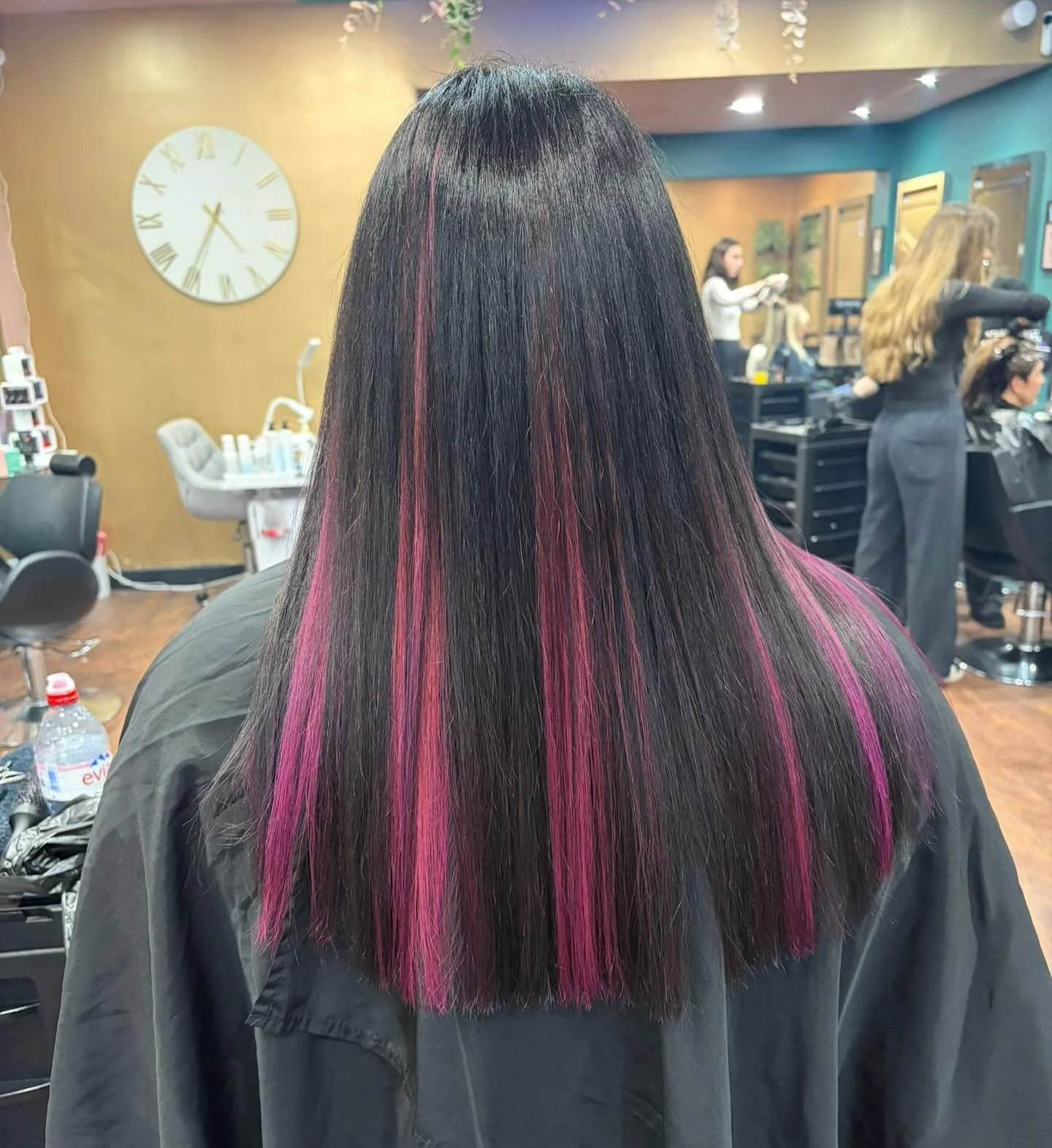 This client came to us frustrated, she had been to so many salons and asked for flashes of colour&rdquo;.
And still she never left with what she actually asked for.
What was missing?
✔ Clear definition
✔ Placement that made sense
✔ A proper consultat
