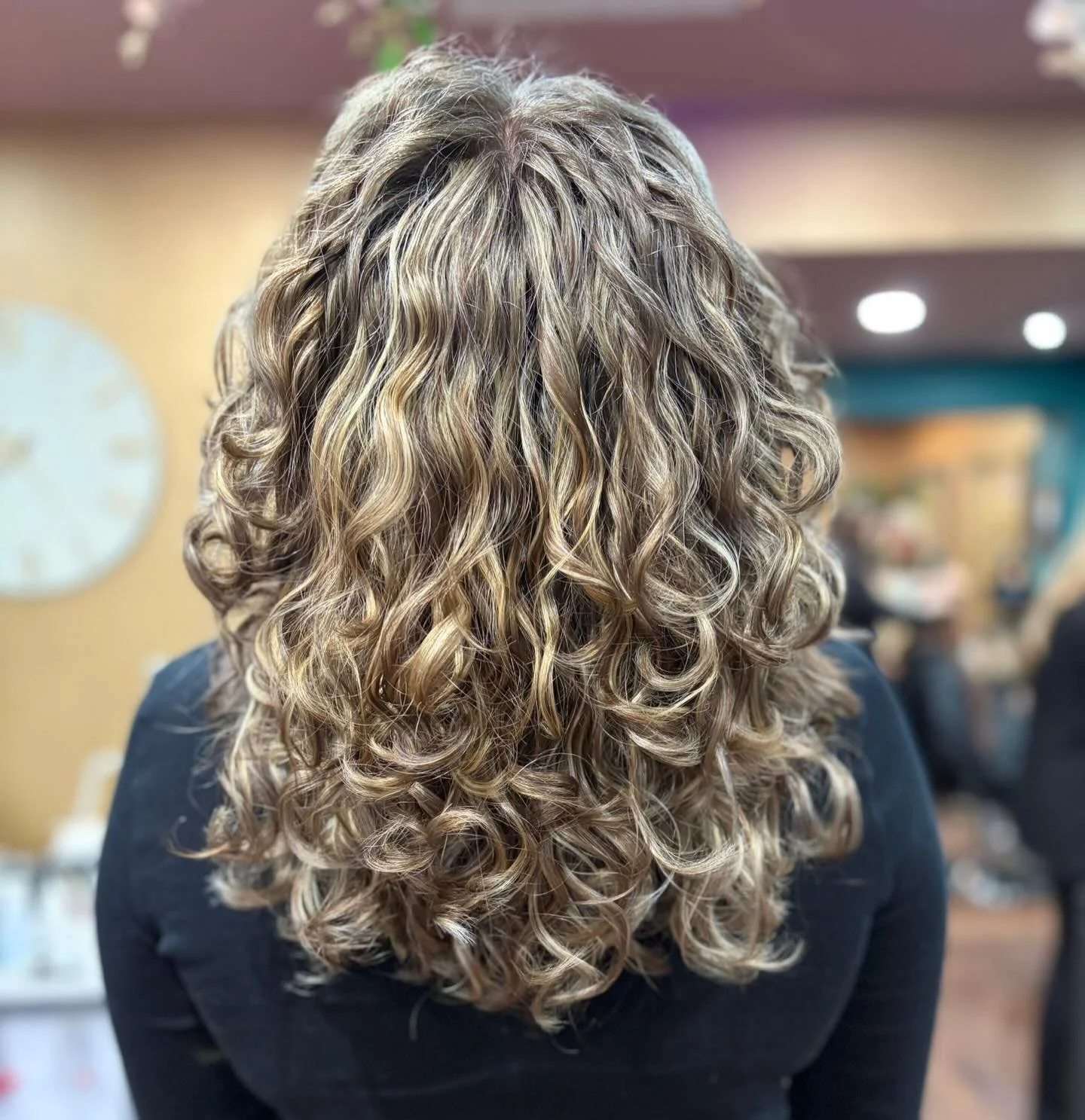 A gorgeous, natural refresh for these beautiful curls 🤍
Our lovely client wanted a soft, natural blend that worked with her own natural colour. Leigh created the perfect lived-in finish with gentle dimension through the lengths, keeping everything l