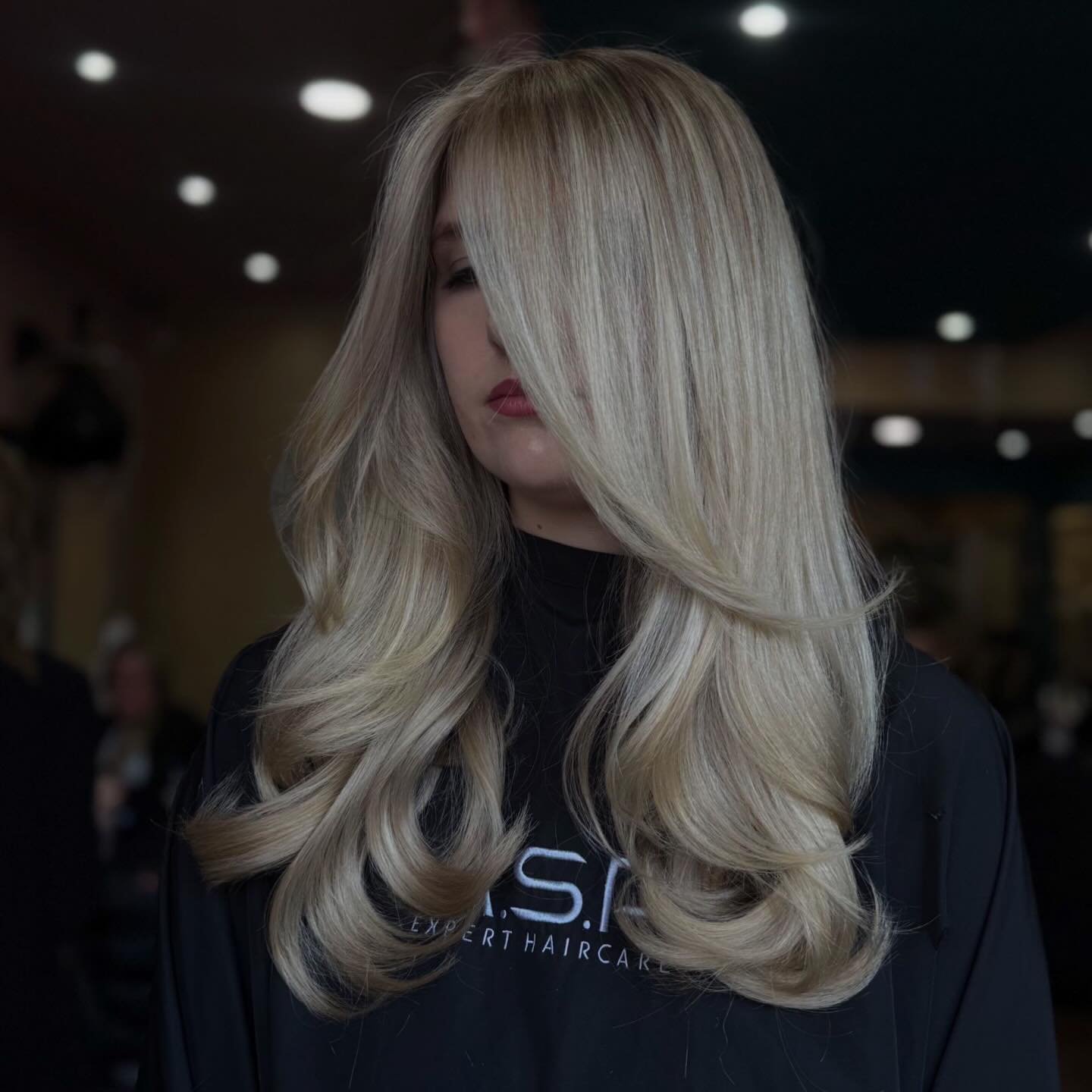 From grown-out blonde to seamless, glossy blonde perfection! 
Swipe to see the transformation 
Our lovely client came in with grown-out roots, uneven tone and ends that were feeling a little dry. Chloe worked her magic to create a beautifully blended