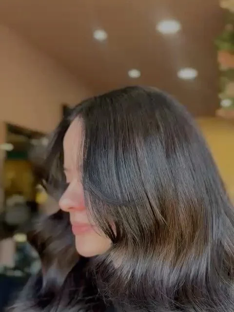 Soft balayage goals 🤎

This gorgeous transformation was created by our talented stylist Darcie 🤍

A soft balayage paired with a fresh cut and glossy blow dry gave this client the most beautiful, healthy-looking finish. The subtle ribbons of lighter