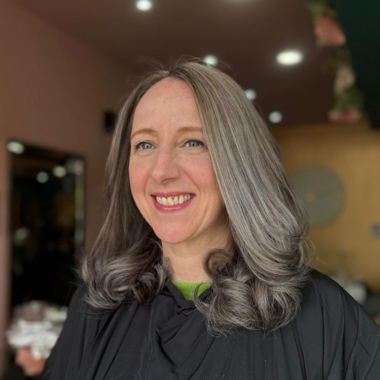 ✨ Grey blending, made soft and seamless ✨
This lovely client wanted a more natural, low-maintenance feel while embracing her greys.
Before: noticeable regrowth with a strong contrast through the lengths.
After: a beautifully blended, cooler tone that