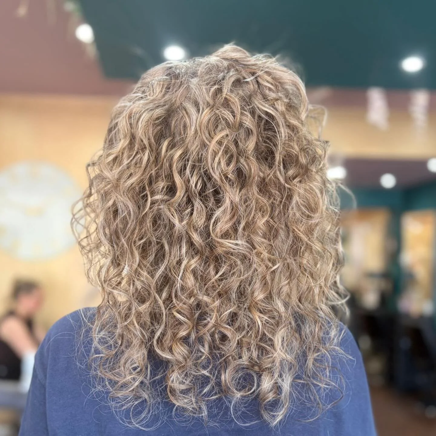 A softer way to embrace grey
This transformation by Leigh was all about blending, not covering.
Creating a softer, more natural transition that works with your hair &mdash; not against it.
The result?
✔ A more seamless blend
✔ Less harsh regrowth
✔ H