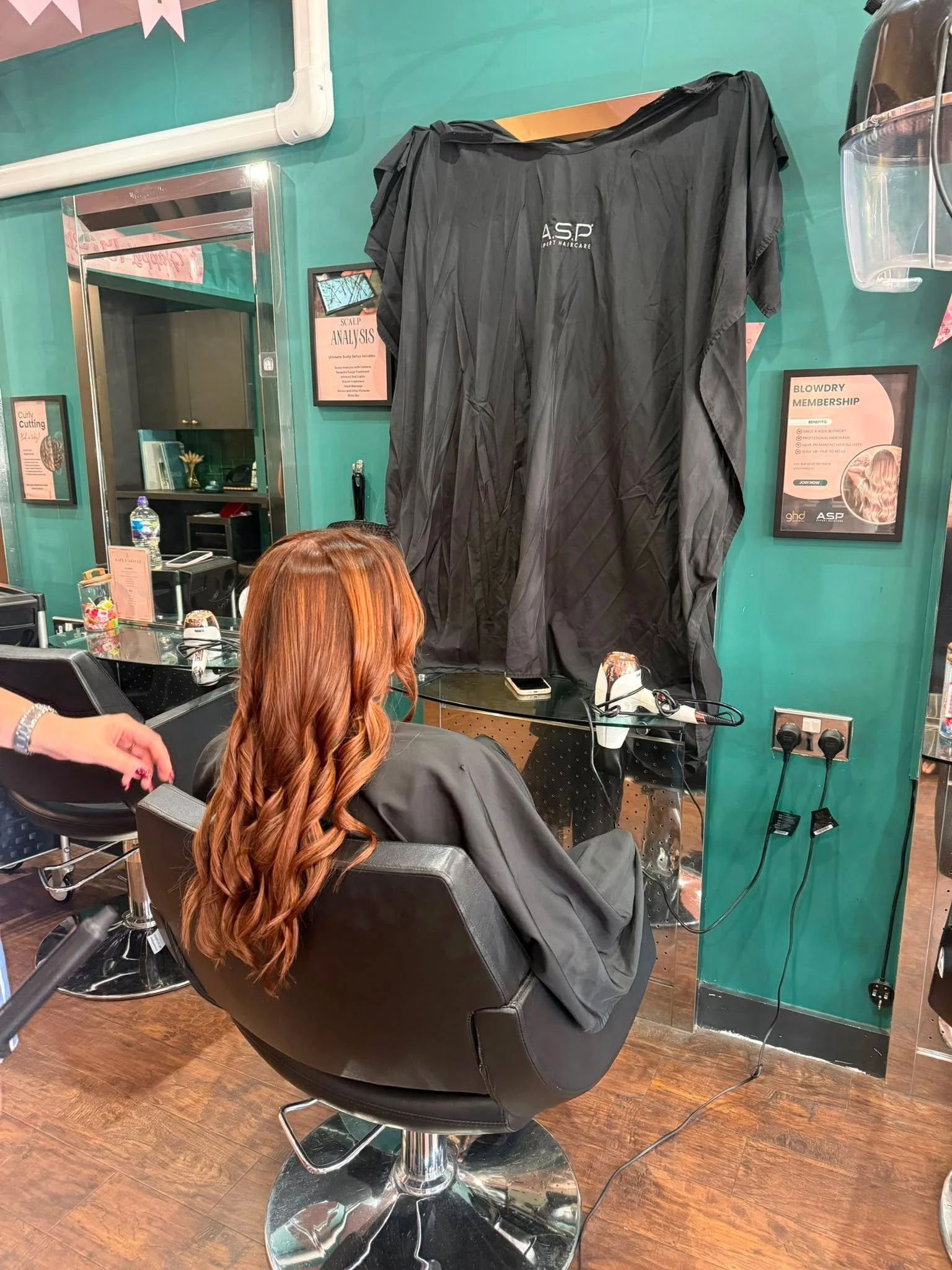 🧡 Connie's Copper Era... and we're obsessed. 🧡

Sometimes, all it takes is the right colour to completely transform how you feel.

Warm.

Rich.

Glossy.

Healthy.

This beautiful copper is the perfect blend of shine, depth and dimension, and we cou