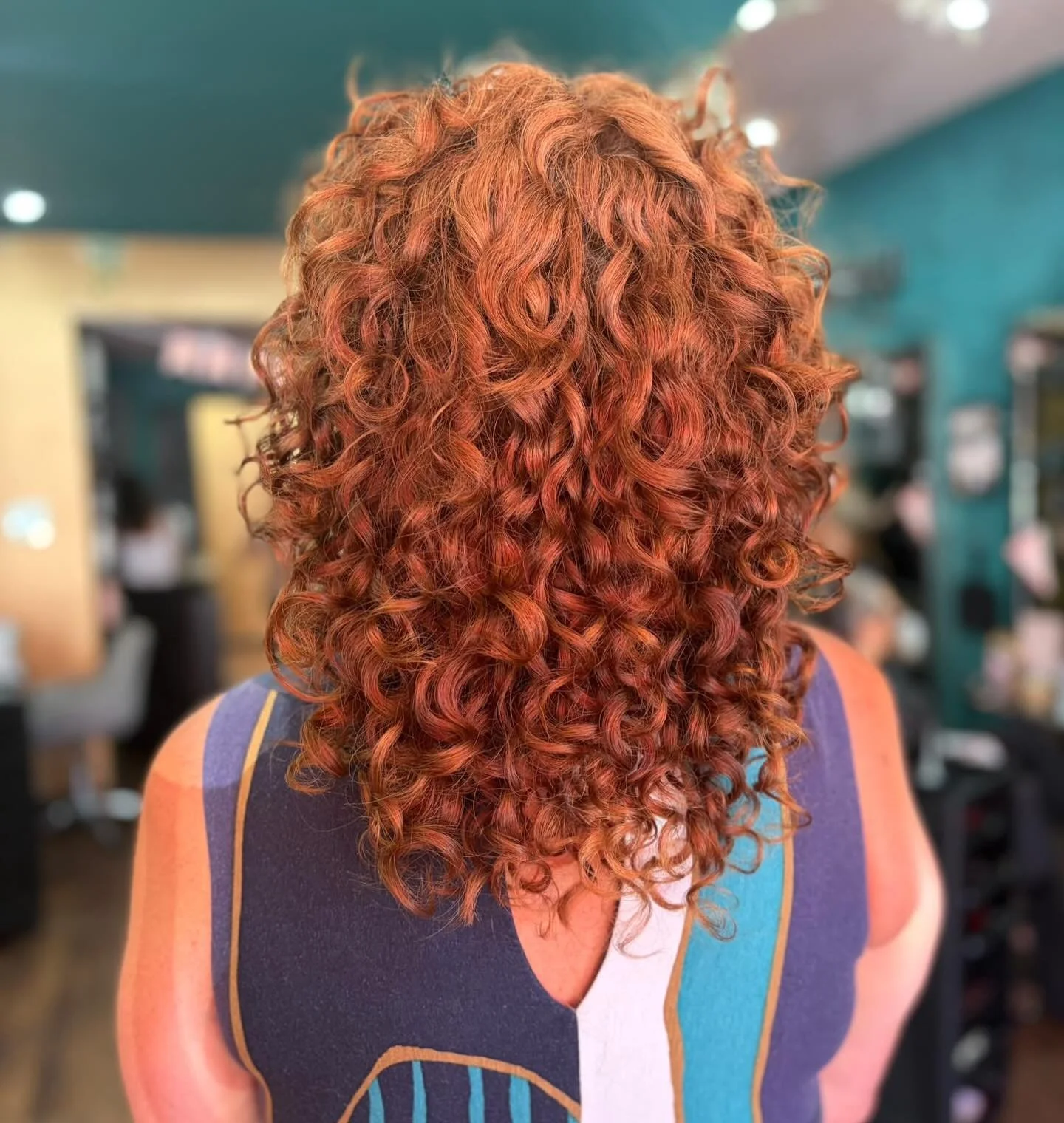 BEFORE &amp; AFTER CURLY TRANSFORMATION 

What a gorgeous transformation! 

Leigh created this beautiful result with a colour refresh and our personalised Curly Cut Experience, bringing definition, shape and bounce back into the curls while enhancing