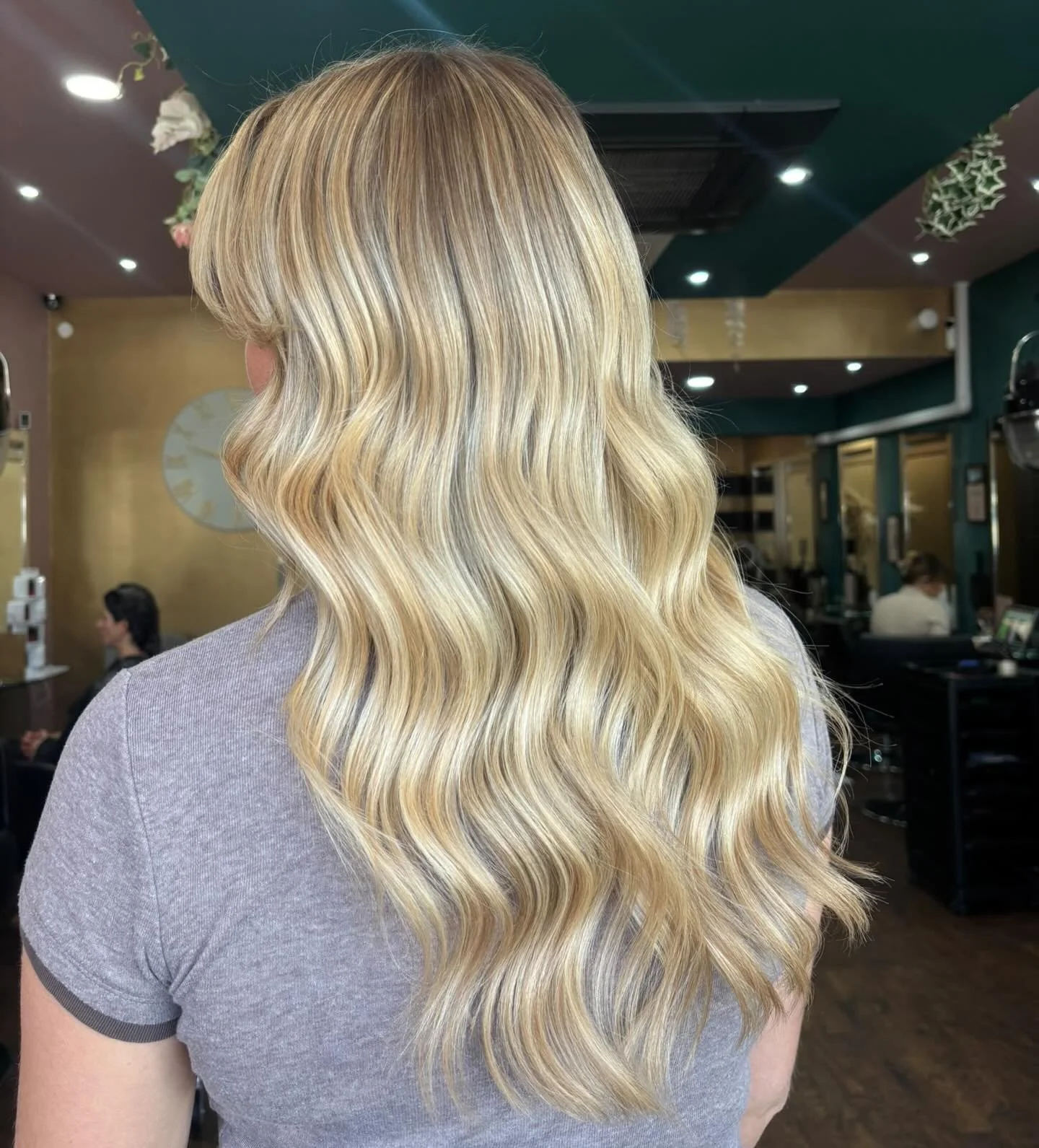 Madi&rsquo;s FIRST EVER balayage!
We think you&rsquo;ll all agree that Madi has absolutely smashed it!
As a second-year trainee, Madi is developing her skills and building her confidence, and we couldn&rsquo;t be prouder of this gorgeous blonde trans