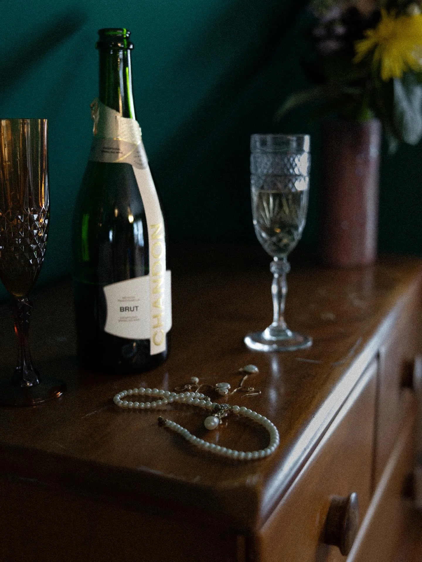getting ready for your wedding with your mom and bestie in your own bedroom > 

the beautiful sam took her time sipping wine, having her hair and makeup done while her future husband was out in the backyard hustling and bustling to get the whole t