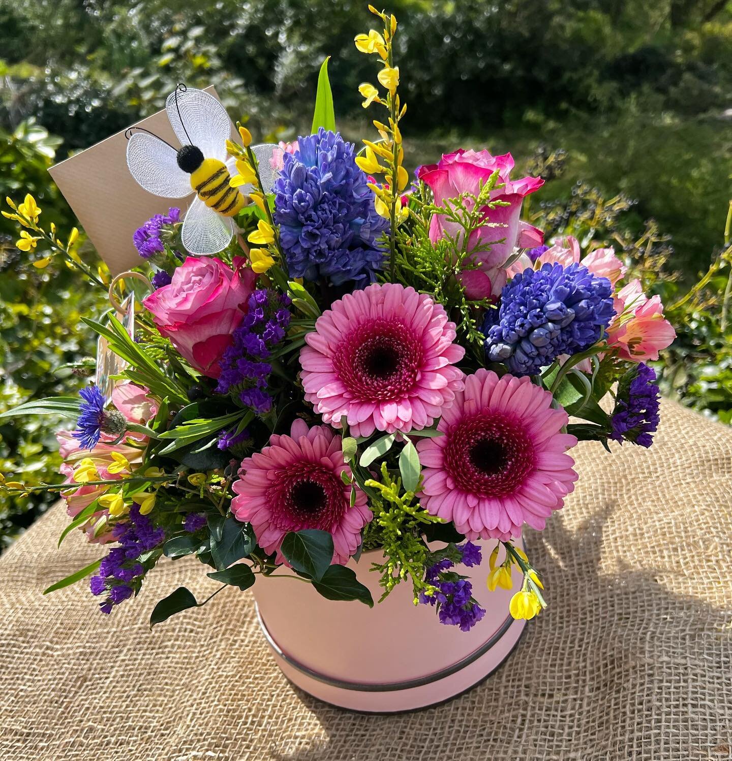 🐝 Happy 

Flowers for every occasion with FREE local delivery
.
.
.

#floirstnearme #denbigshireflorist #floristnorthwales #floralinstallation #floralinspiration #flowerdelivery #flowerdeliverynorthwales
#hangingflowers #suspendedflowers #installati