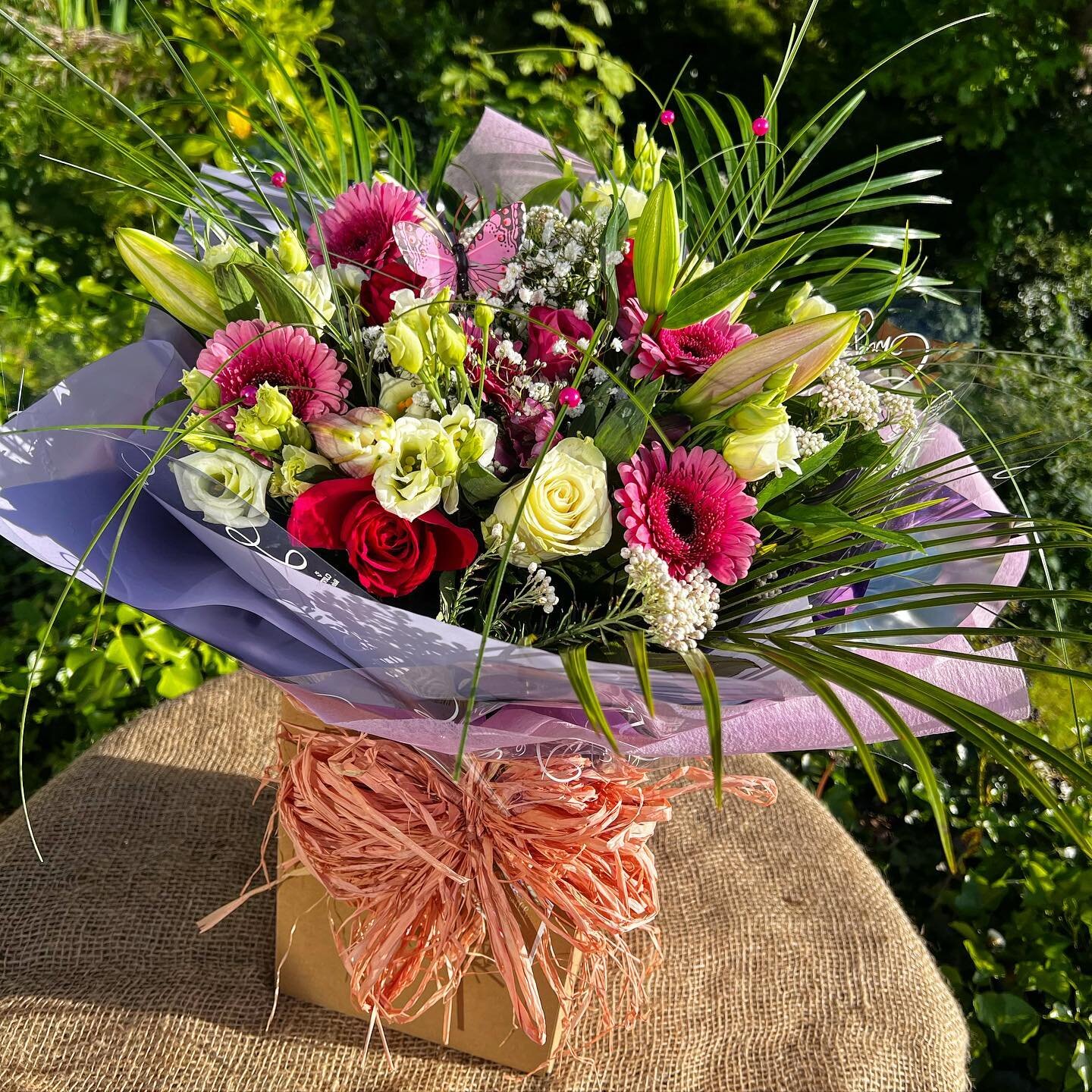Sun is shining 🌞- flowers are shining 💐 

Flowers for every occasion with FREE local delivery. DM to order 
.
.
.

#floirstnearme #denbigshireflorist #floristnorthwales #floralinstallation #floralinspiration #flowerdelivery #flowerdeliverynorthwale