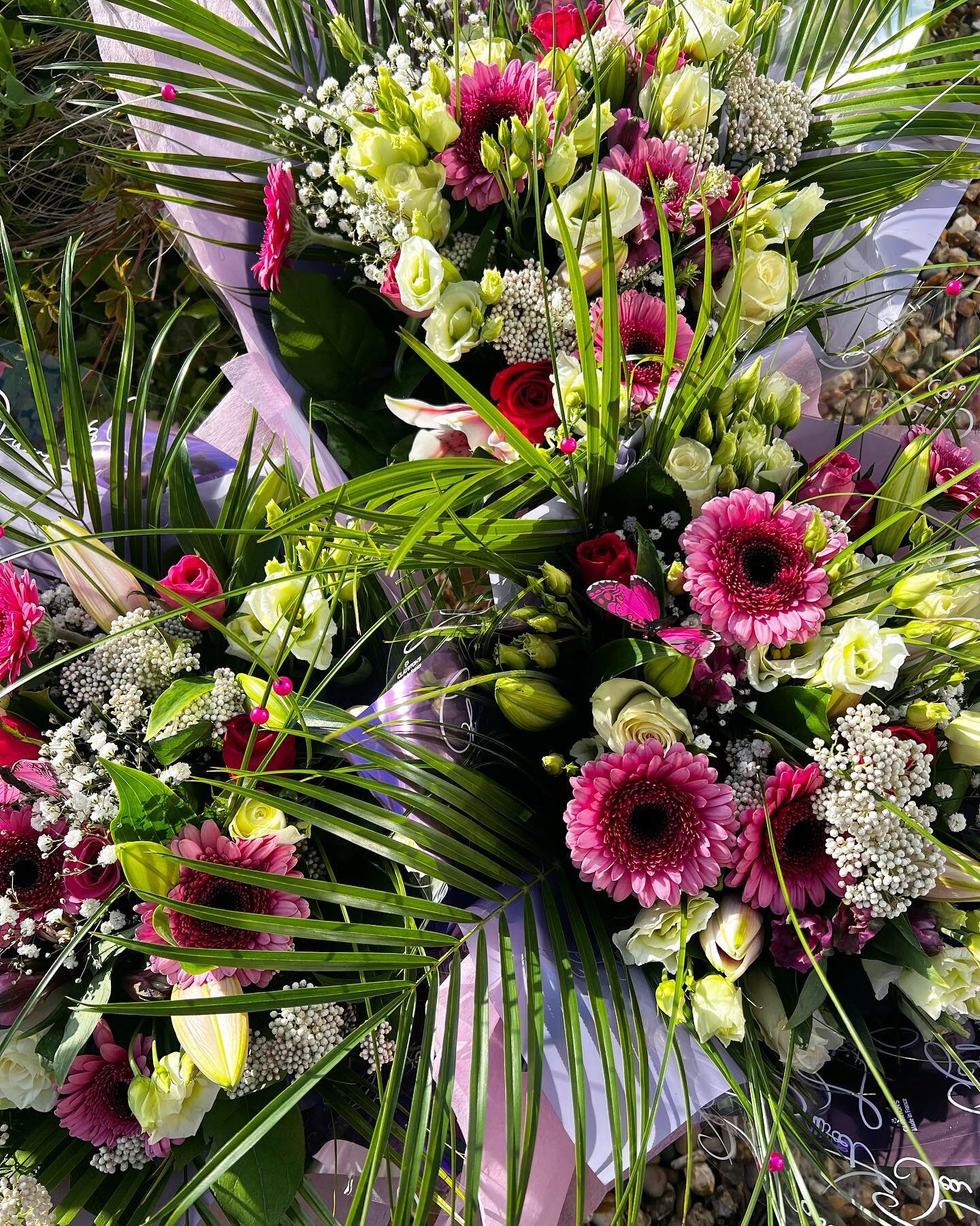Sun is shining 🌞- flowers are shining 💐 

Flowers for every occasion with FREE local delivery. DM to order 
.
.
.

#floirstnearme #denbigshireflorist #floristnorthwales #floralinstallation #floralinspiration #flowerdelivery #flowerdeliverynorthwale